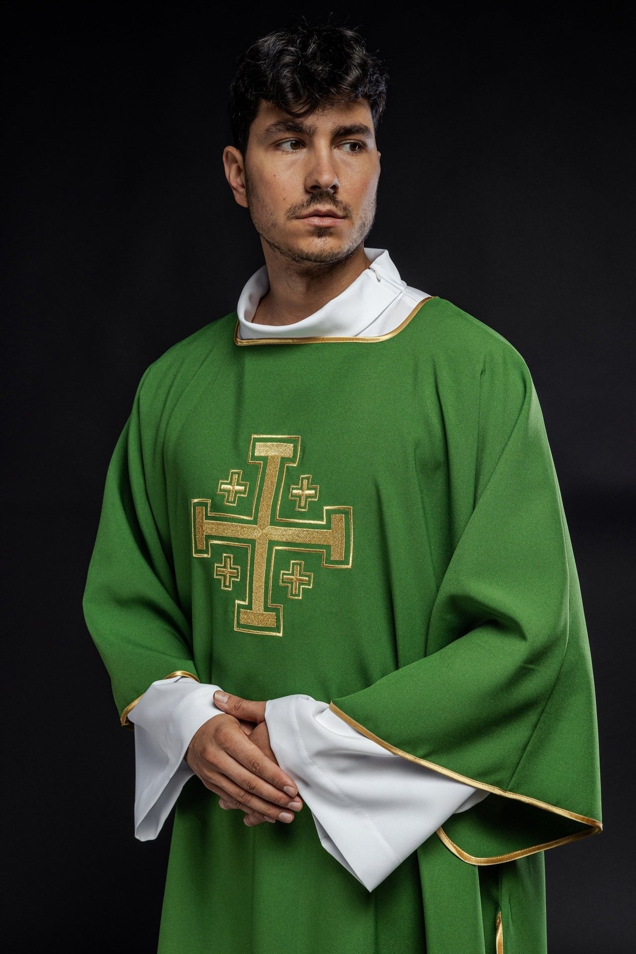 Dalmatyka Liturgiczna Zielona ze Złotym Krzyżem Haftowanym - SZATYLITURGICZNE.PL