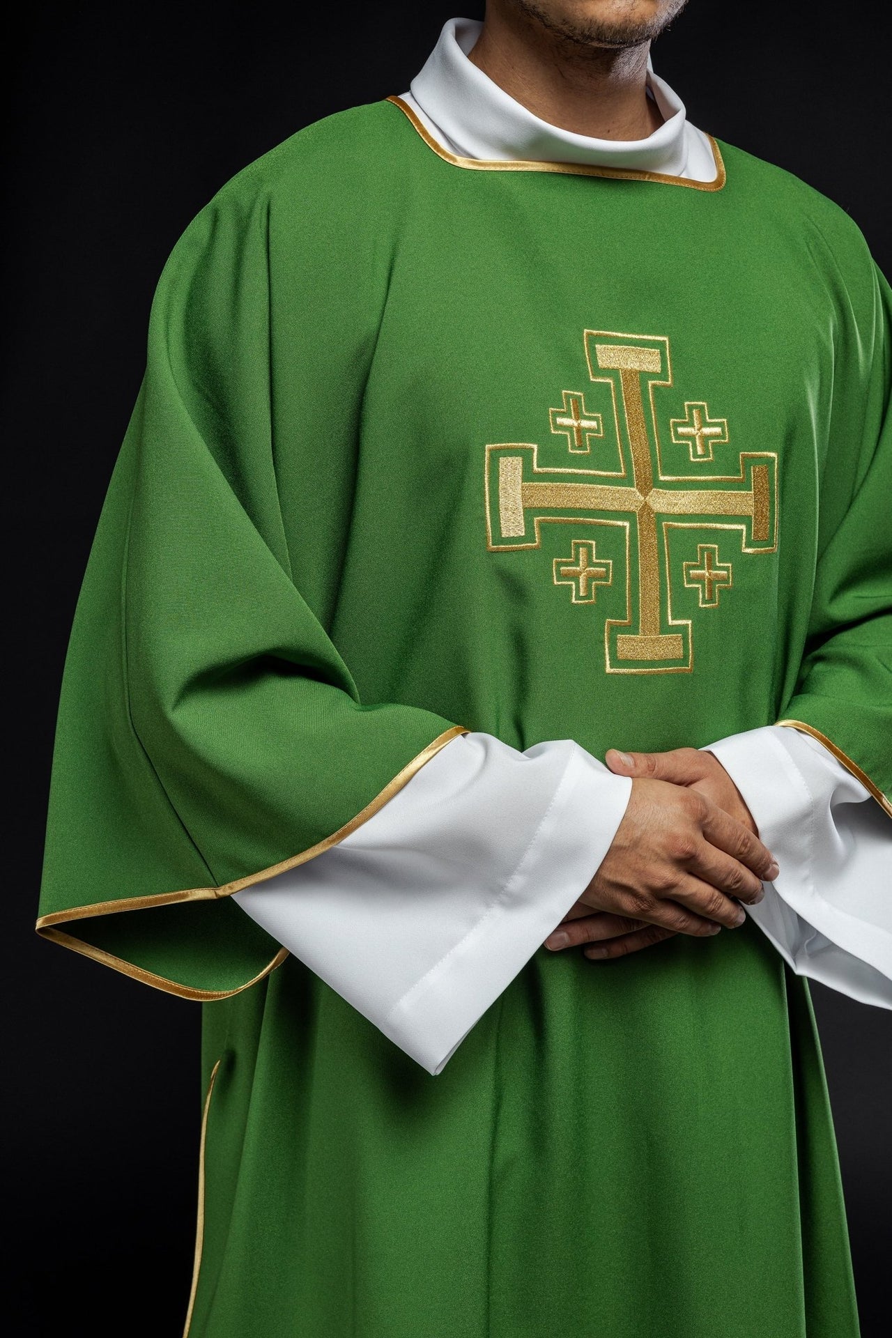 Dalmatyka Liturgiczna Zielona ze Złotym Krzyżem Haftowanym - SZATYLITURGICZNE.PL