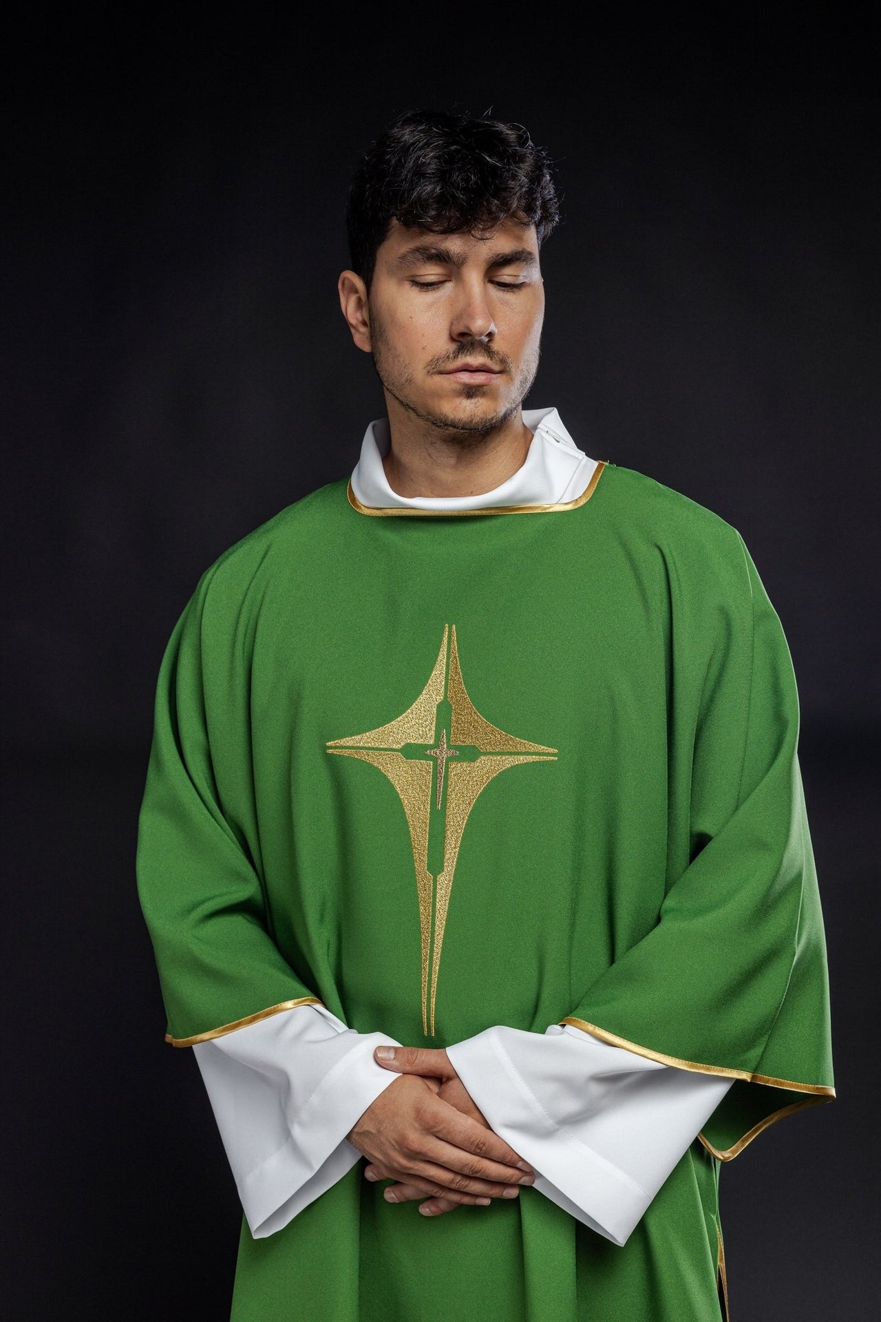 Dalmatyka Liturgiczna Zielona ze Złotym Krzyżem - Komplet ze Stułą - SZATYLITURGICZNE.PL