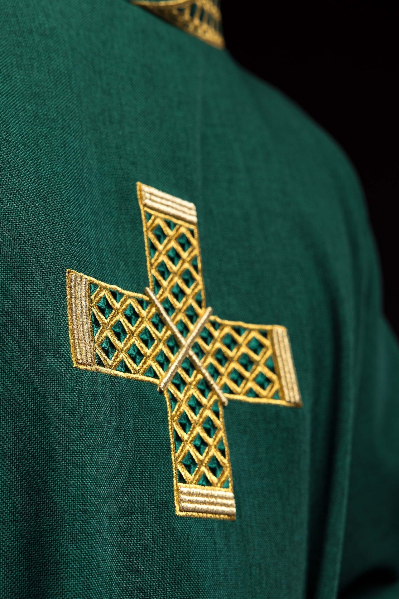 Dalmatyka Liturgiczna Zielona ze Złotymi Krzyżami i Kołnierzem - SZATYLITURGICZNE.PL