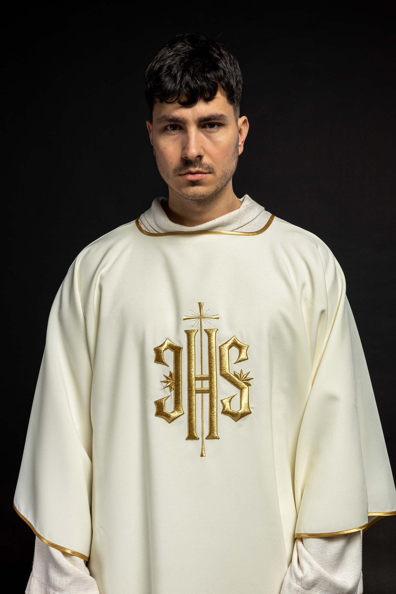 Dalmatyka Liturgiczna Złoty Haft IHS - Komplet ze Stułą - SZATYLITURGICZNE.PL