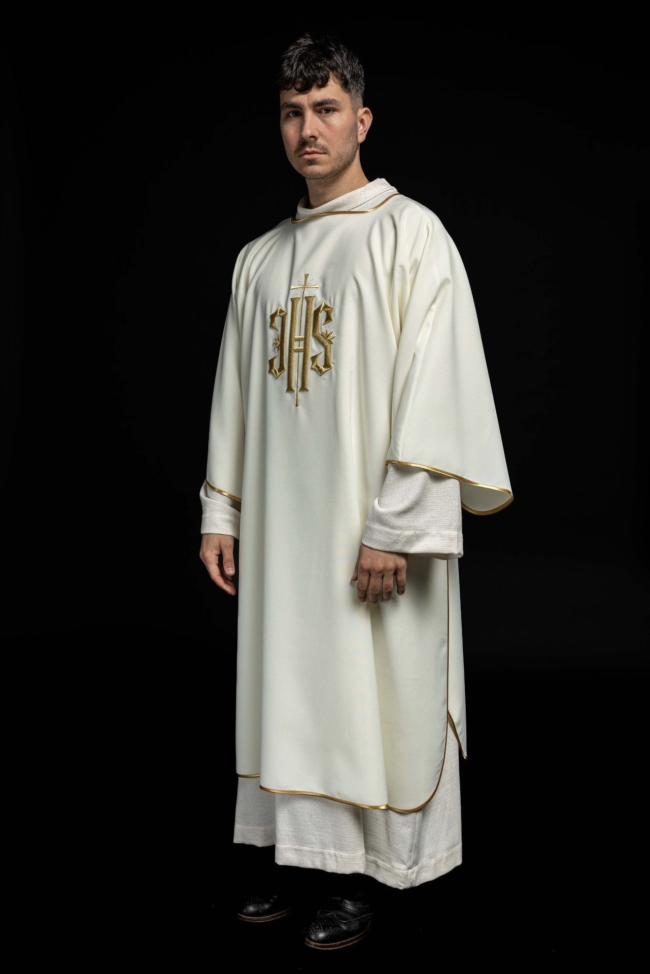 Dalmatyka Liturgiczna Złoty Haft IHS - Komplet ze Stułą - SZATYLITURGICZNE.PL