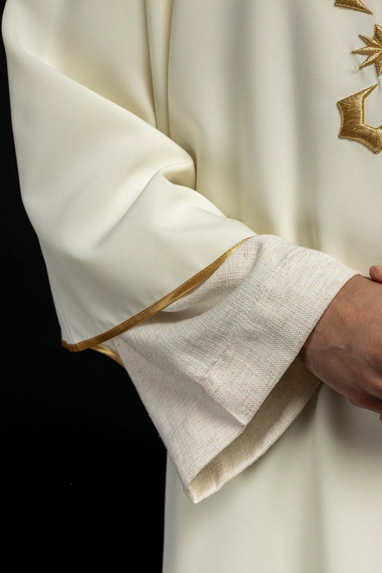 Dalmatyka Liturgiczna Złoty Haft IHS - Komplet ze Stułą - SZATYLITURGICZNE.PL