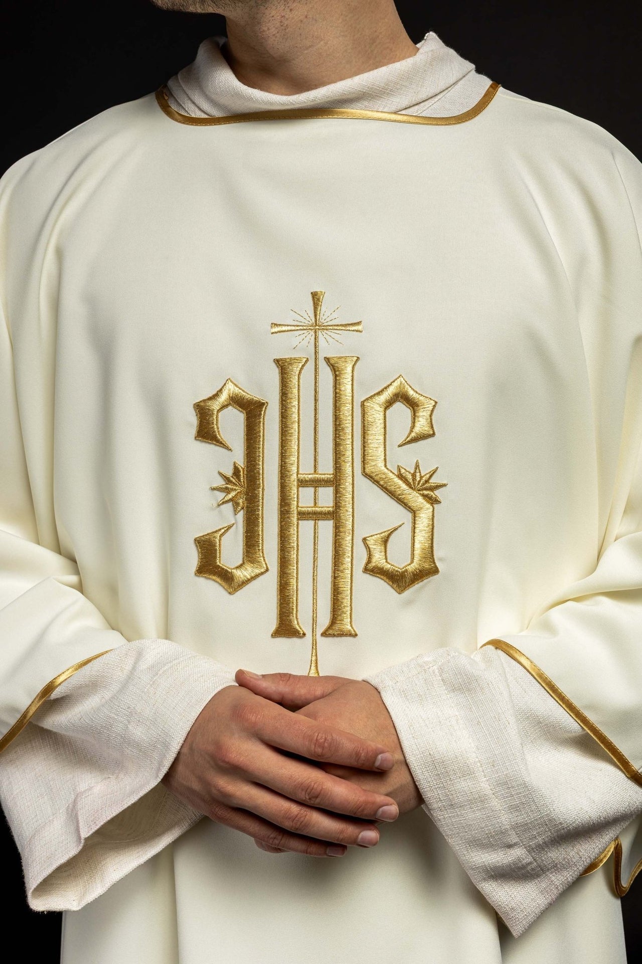 Dalmatyka Liturgiczna Złoty Haft IHS - Komplet ze Stułą - SZATYLITURGICZNE.PL