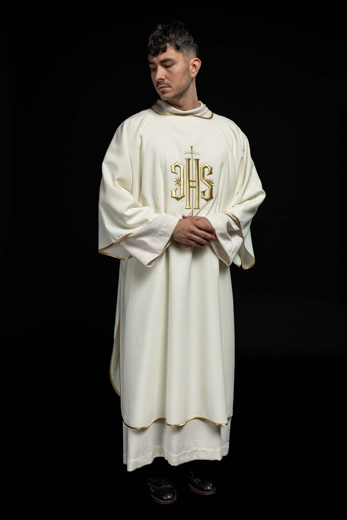 Dalmatyka Liturgiczna Złoty Haft IHS - Komplet ze Stułą - SZATYLITURGICZNE.PL