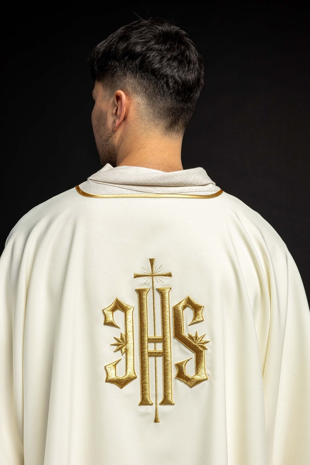 Dalmatyka Liturgiczna Złoty Haft IHS - Komplet ze Stułą - SZATYLITURGICZNE.PL