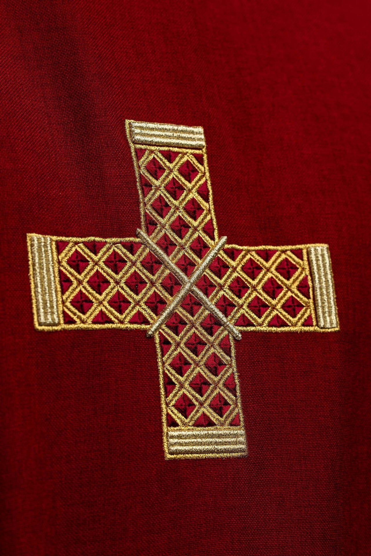 Dalmatyka z haftowanymi krzyżami i kołnierzem czerwona - SZATYLITURGICZNE.PL