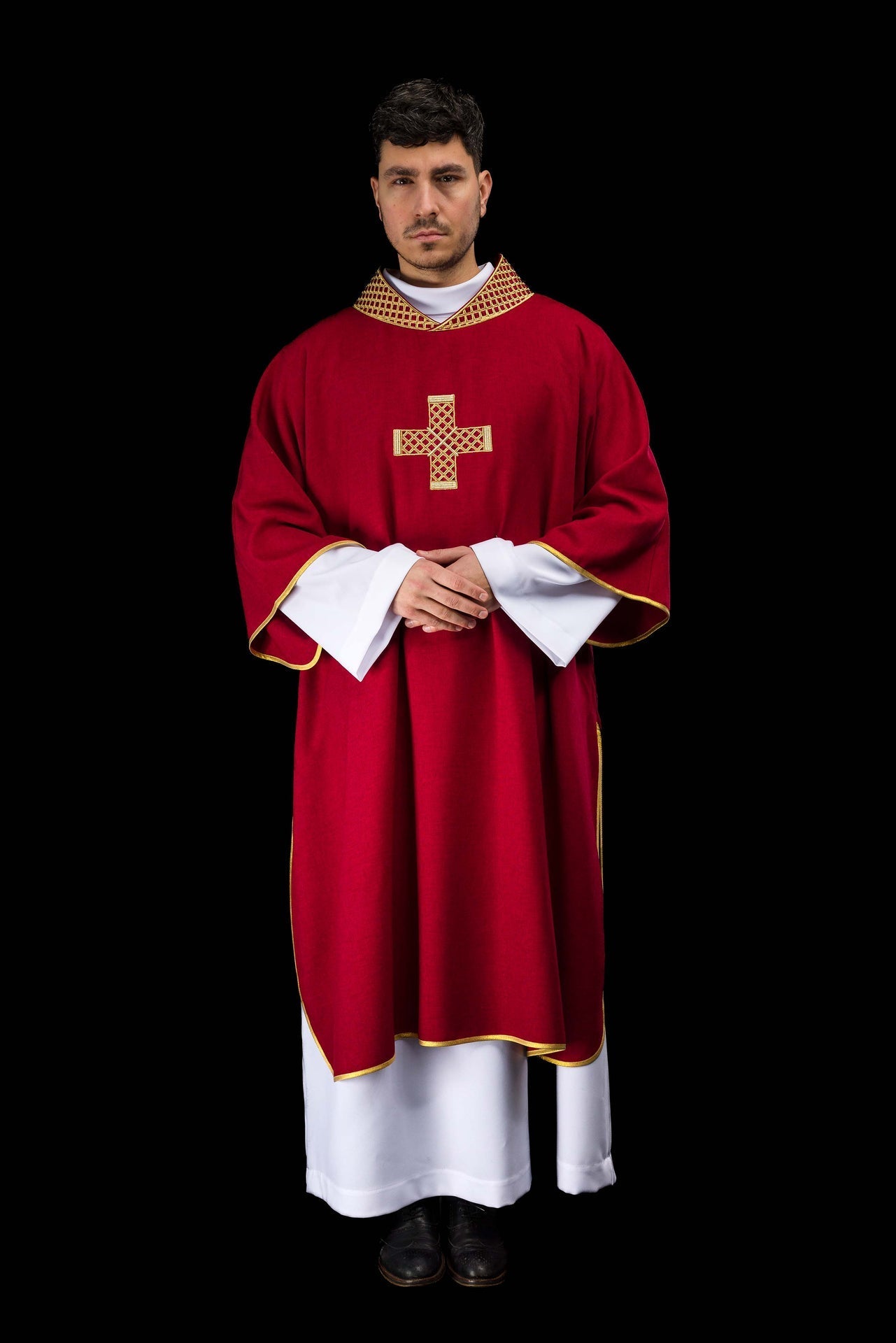 Dalmatyka z haftowanymi krzyżami i kołnierzem czerwona - SZATYLITURGICZNE.PL