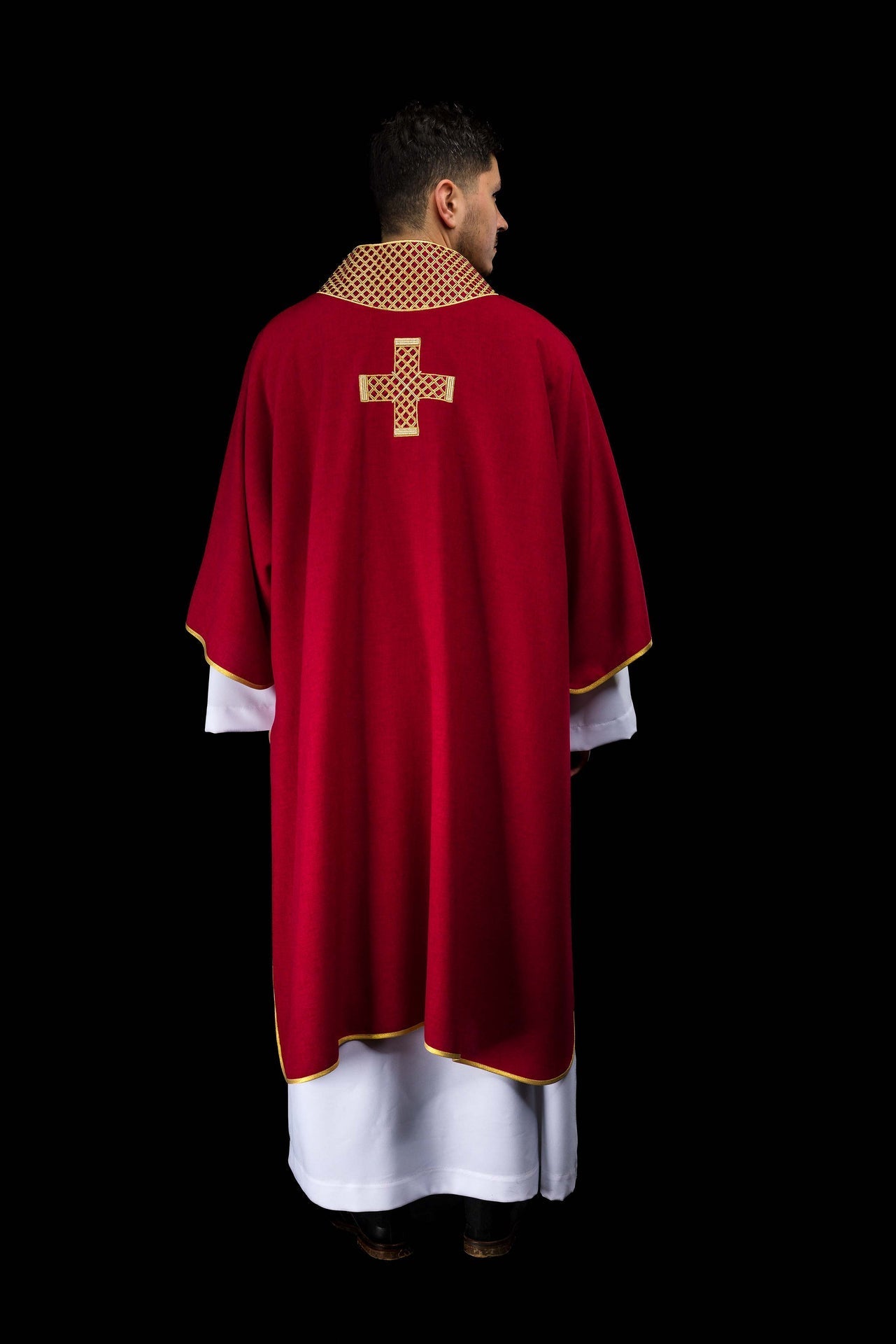 Dalmatyka z haftowanymi krzyżami i kołnierzem czerwona - SZATYLITURGICZNE.PL