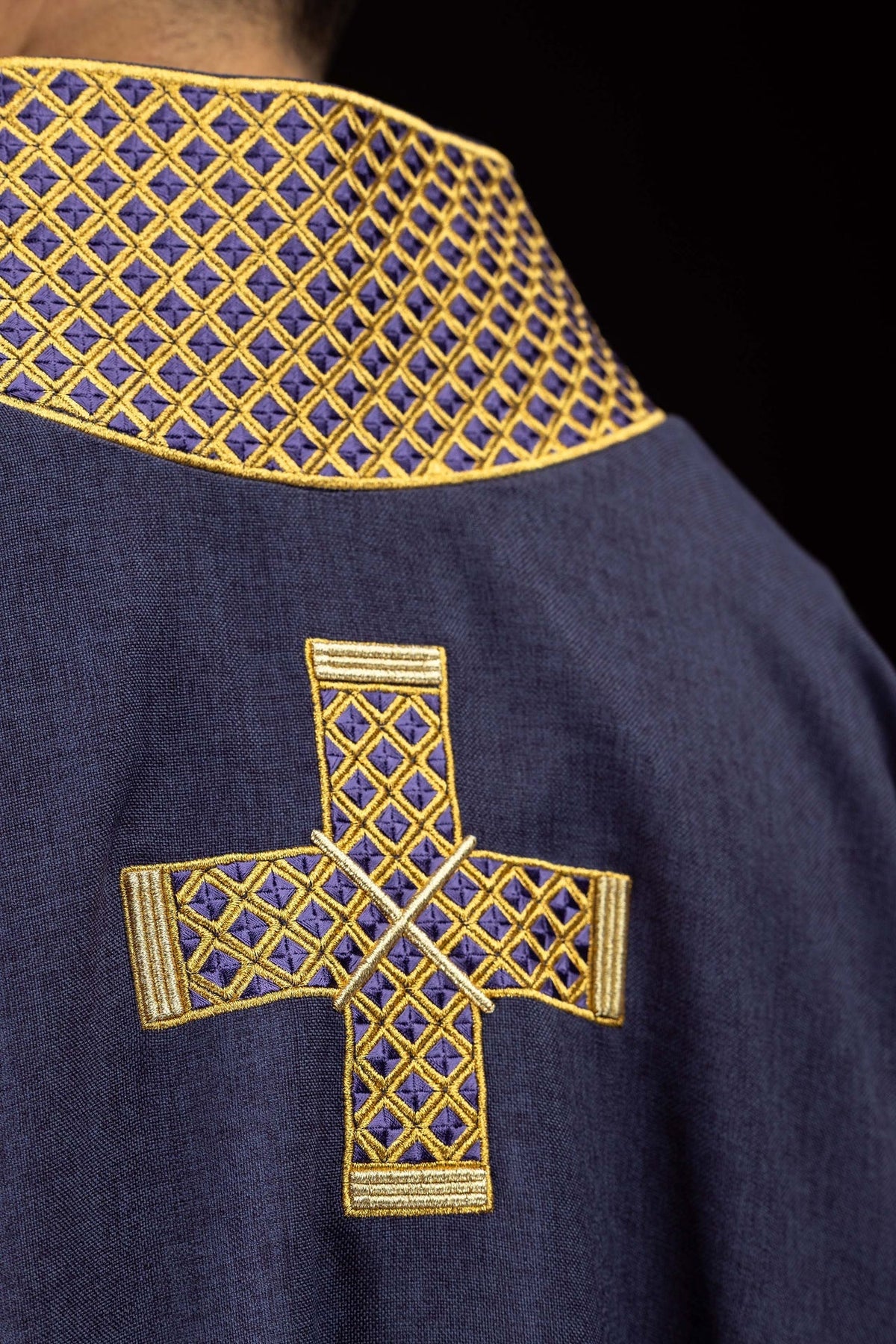 Dalmatyka z haftowanymi krzyżami i kołnierzem fioletowa - SZATYLITURGICZNE.PL