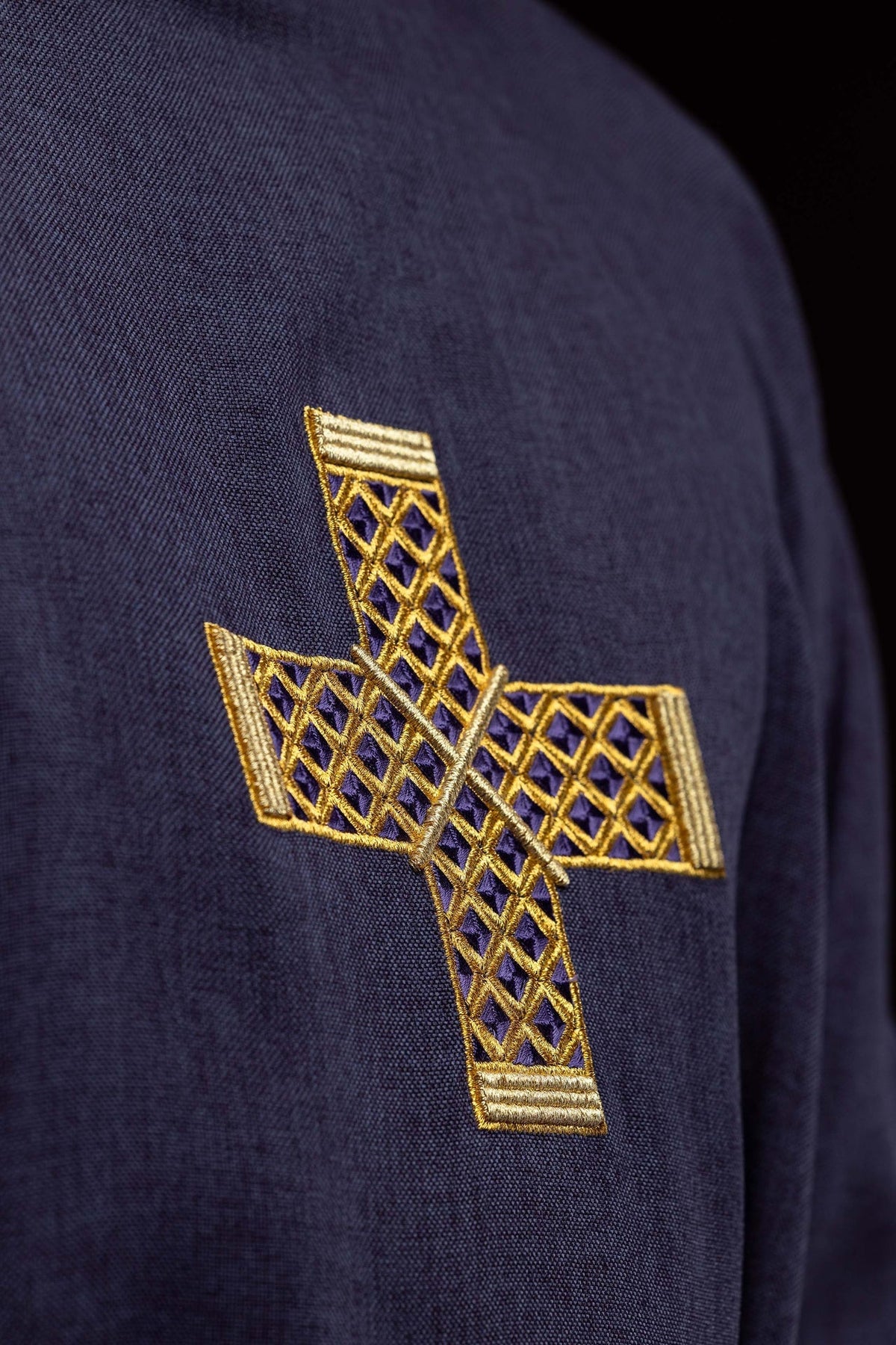 Dalmatyka z haftowanymi krzyżami i kołnierzem fioletowa - SZATYLITURGICZNE.PL