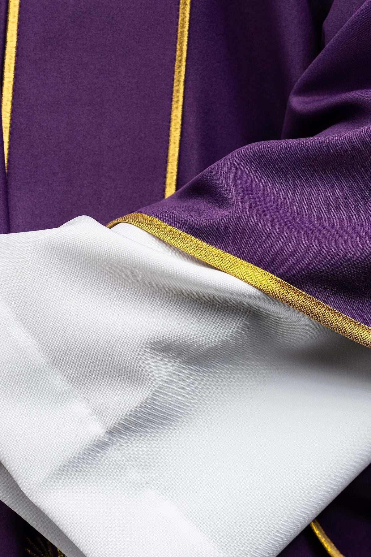 Dalmatyka z pasami i haftowanymi złotymi krzyżami fioletowa - SZATYLITURGICZNE.PL