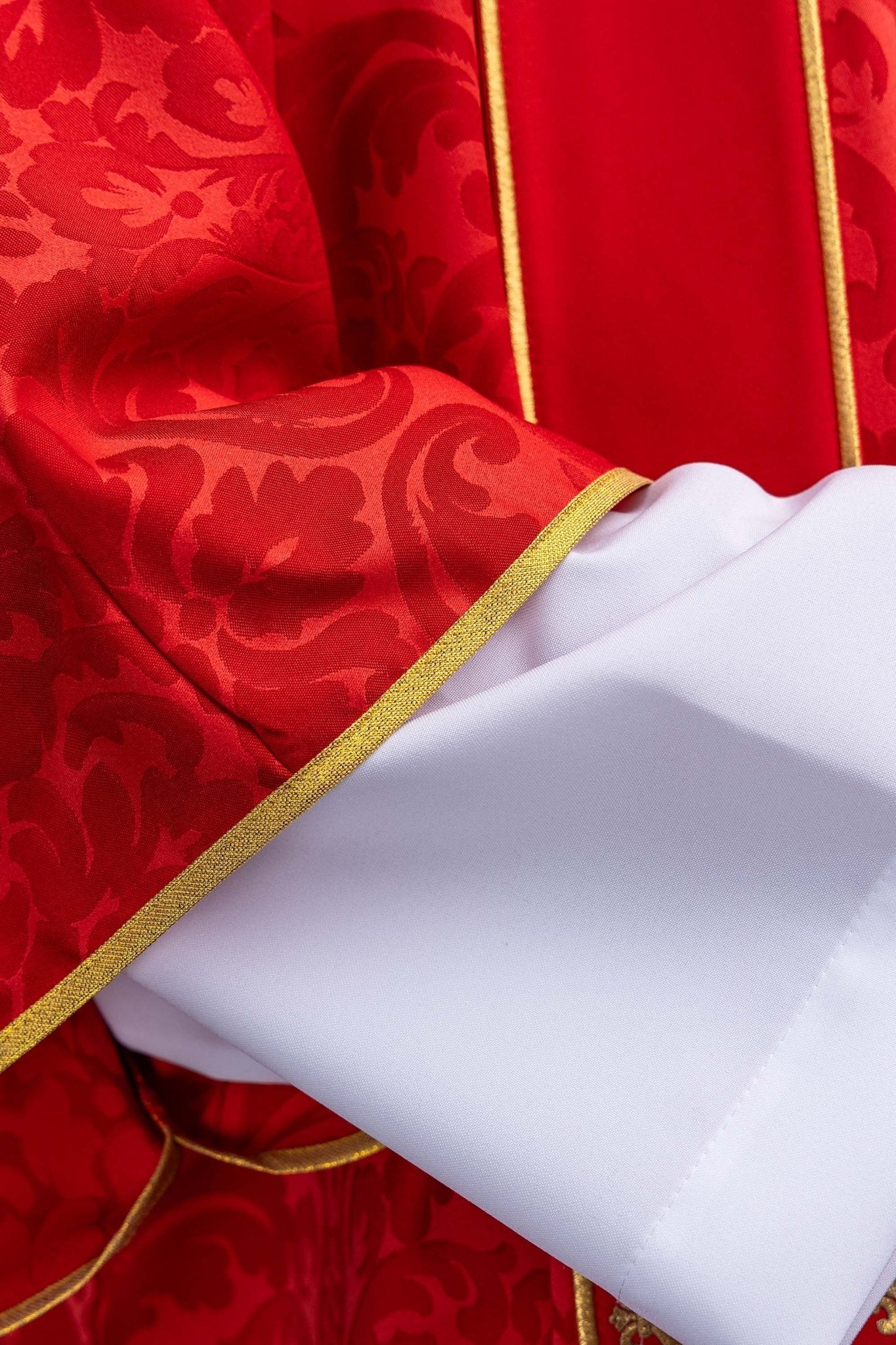 Dalmatyka z pasami i haftowanymi złotymi krzyżami na żakardzie czerwona - SZATYLITURGICZNE.PL