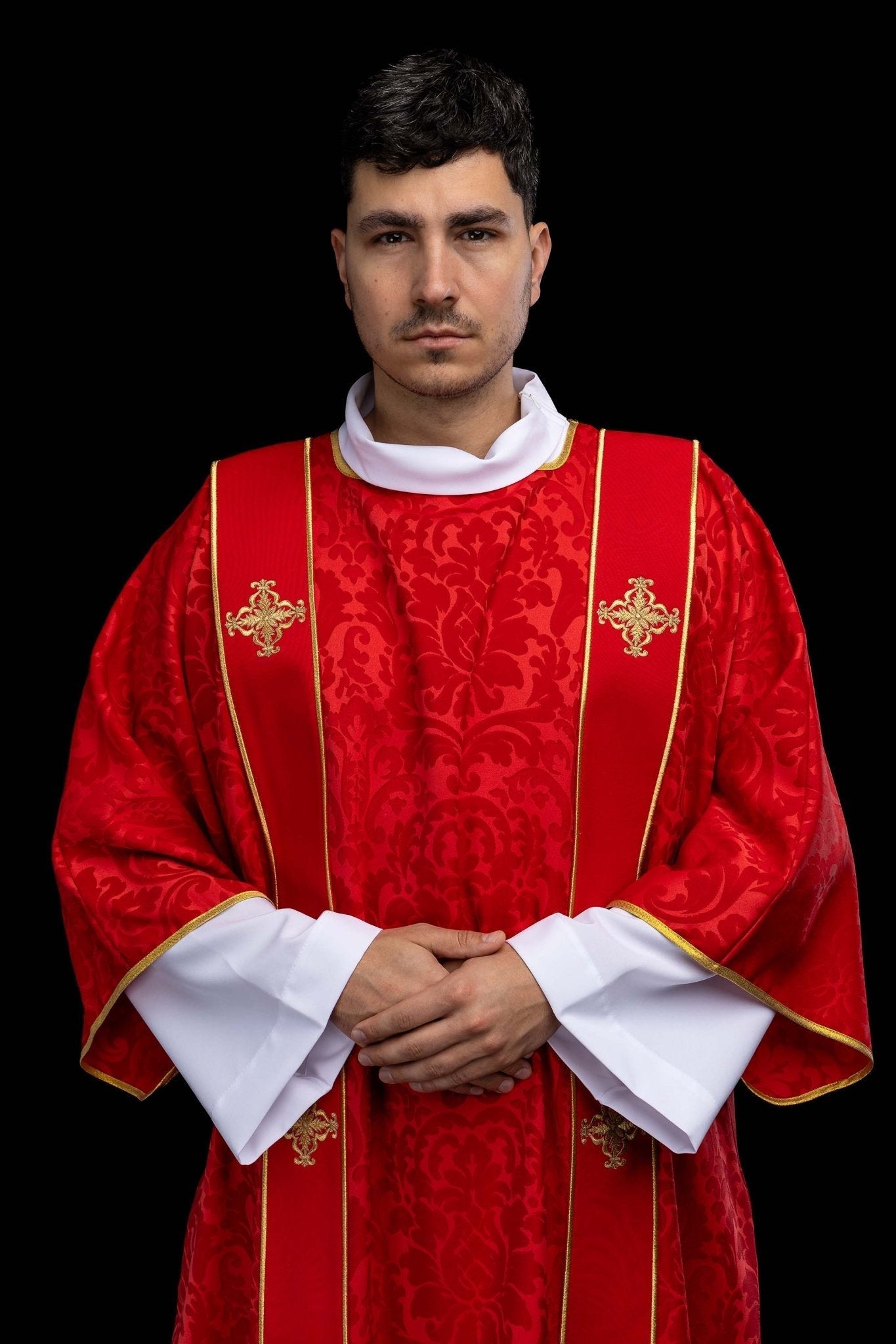 Dalmatyka z pasami i haftowanymi złotymi krzyżami na żakardzie czerwona - SZATYLITURGICZNE.PL