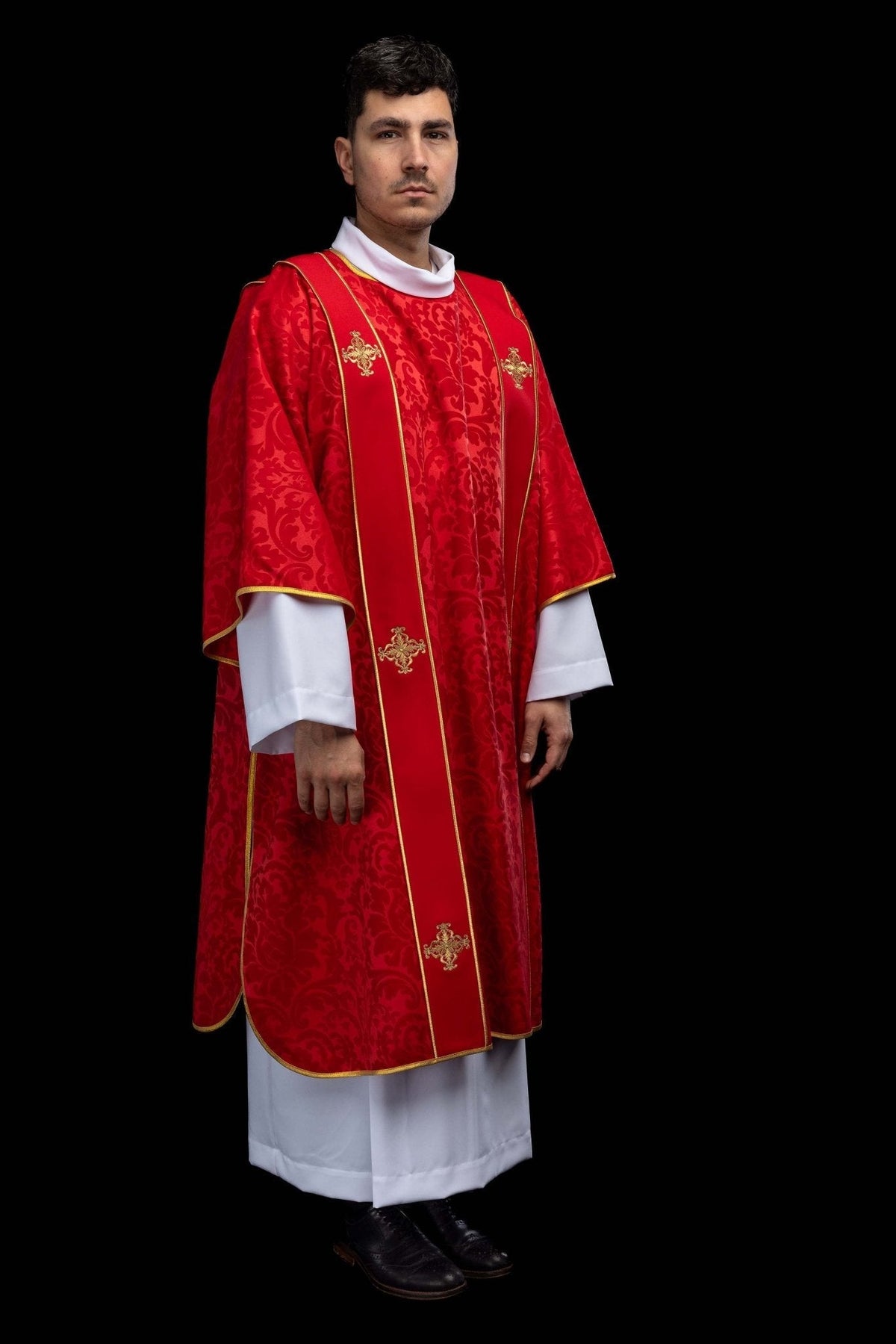 Dalmatyka z pasami i haftowanymi złotymi krzyżami na żakardzie czerwona - SZATYLITURGICZNE.PL