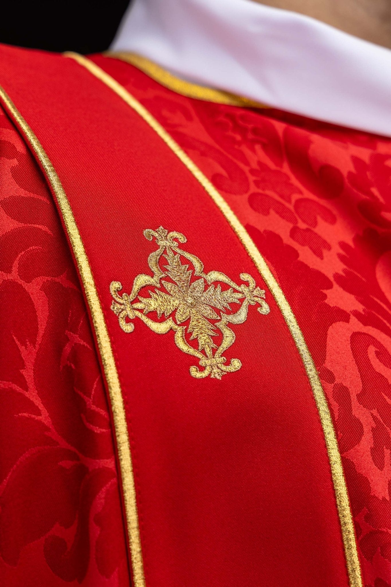 Dalmatyka z pasami i haftowanymi złotymi krzyżami na żakardzie czerwona - SZATYLITURGICZNE.PL