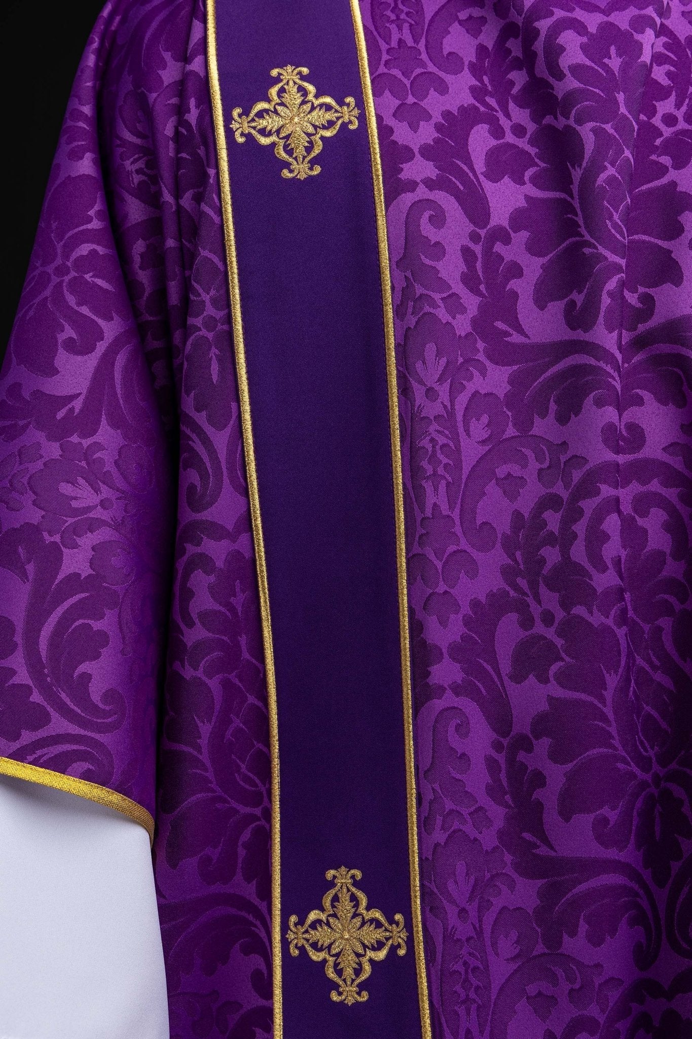 Dalmatyka z pasami i haftowanymi złotymi krzyżami na żakardzie fioletowa - SZATYLITURGICZNE.PL