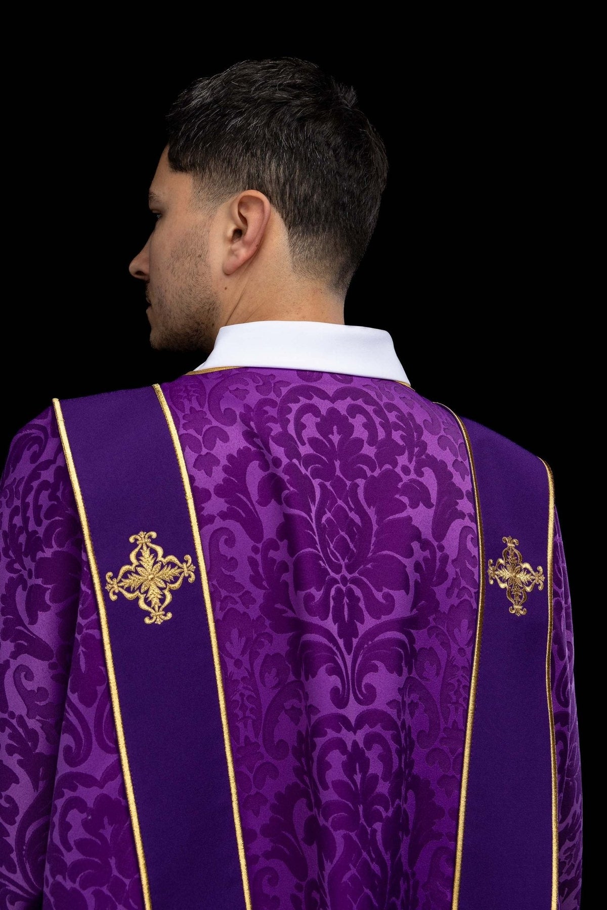 Dalmatyka z pasami i haftowanymi złotymi krzyżami na żakardzie fioletowa - SZATYLITURGICZNE.PL