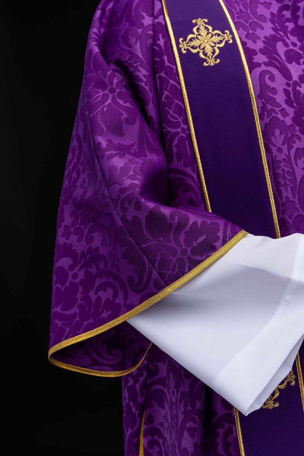 Dalmatyka z pasami i haftowanymi złotymi krzyżami na żakardzie fioletowa - SZATYLITURGICZNE.PL