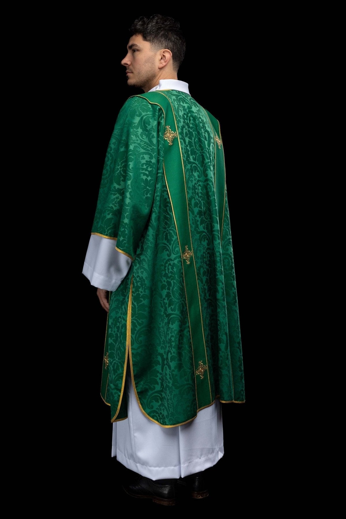 Dalmatyka z pasami i haftowanymi złotymi krzyżami na żakardzie zielona - SZATYLITURGICZNE.PL