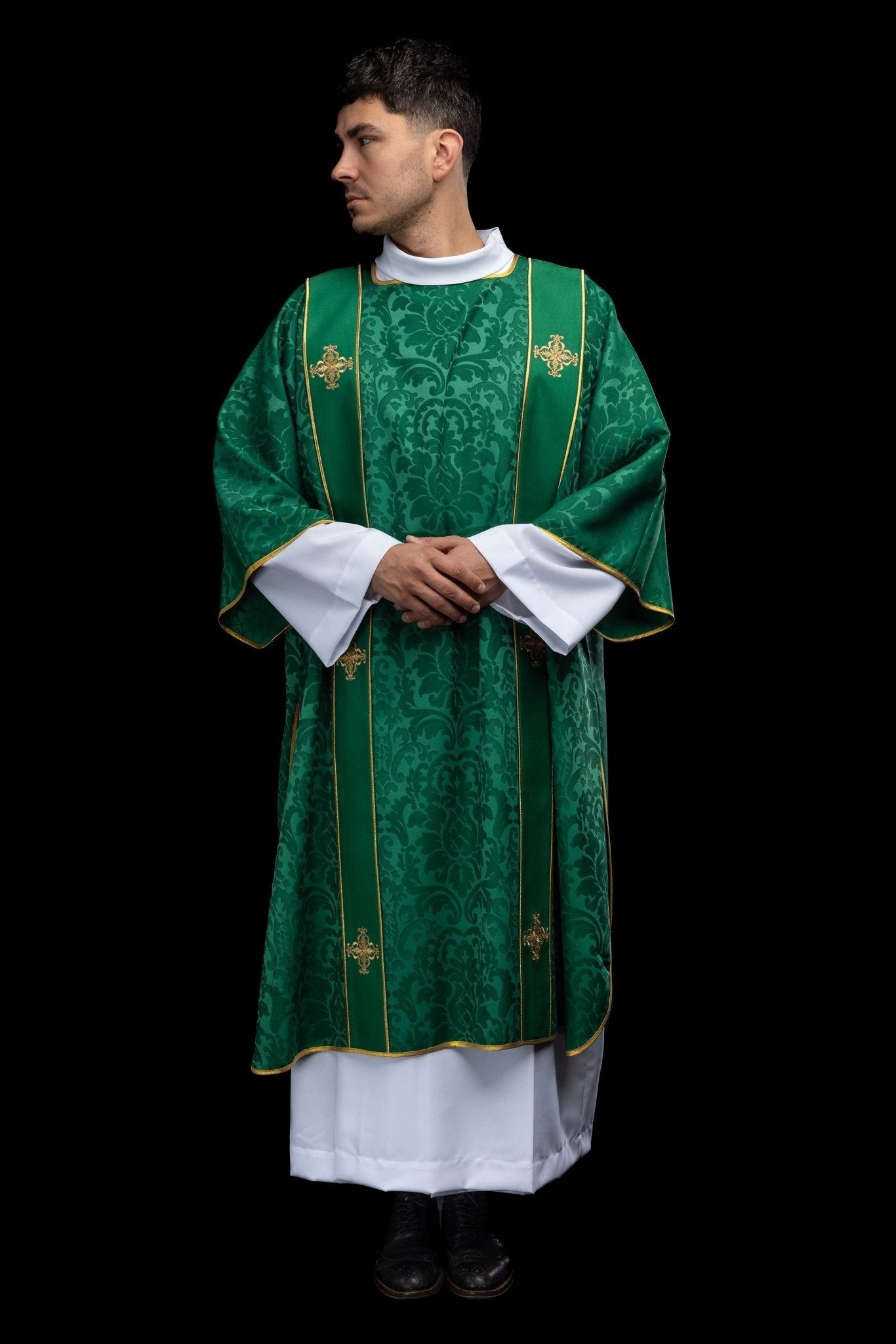 Dalmatyka z pasami i haftowanymi złotymi krzyżami na żakardzie zielona - SZATYLITURGICZNE.PL