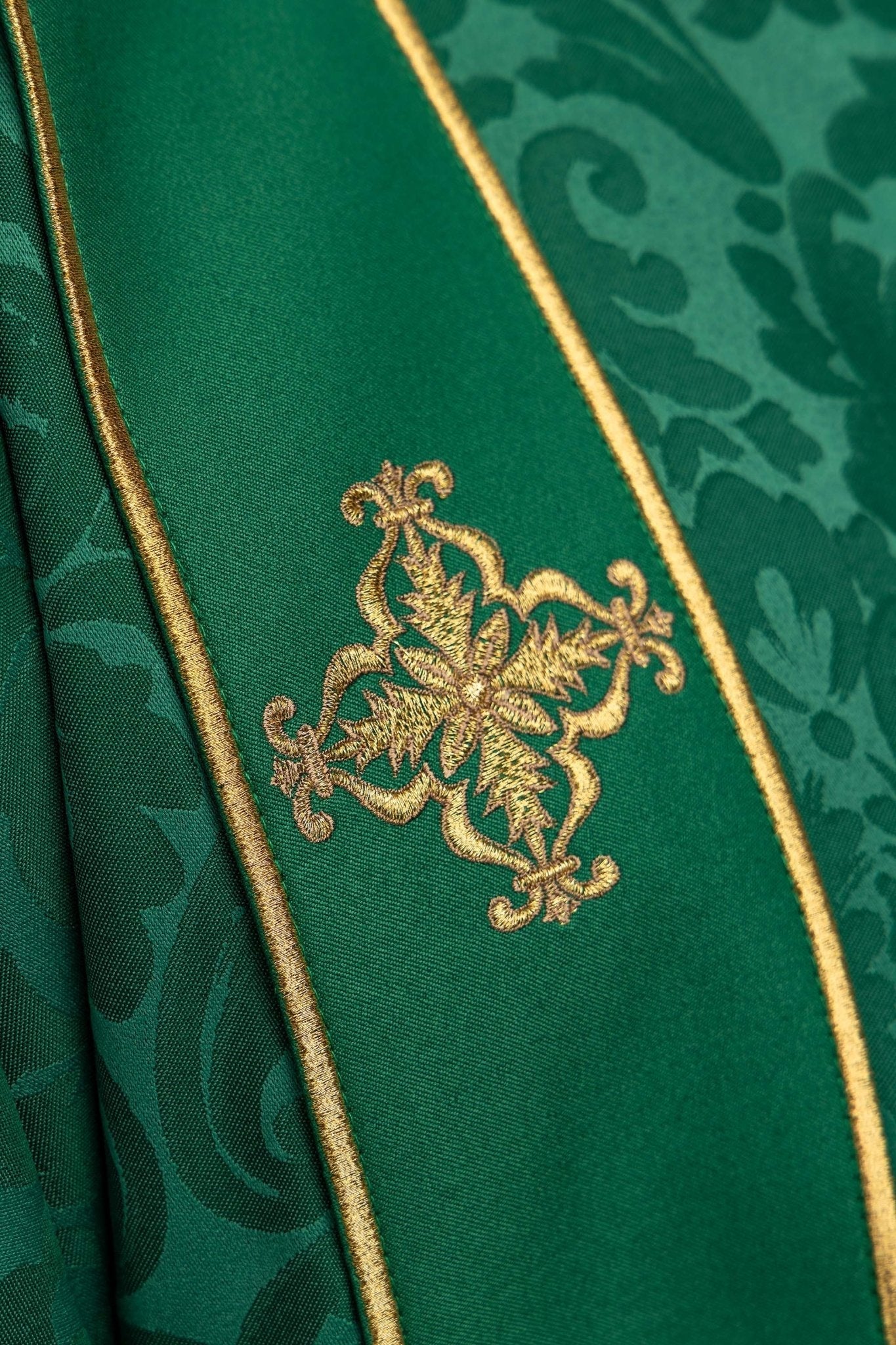 Dalmatyka z pasami i haftowanymi złotymi krzyżami na żakardzie zielona - SZATYLITURGICZNE.PL