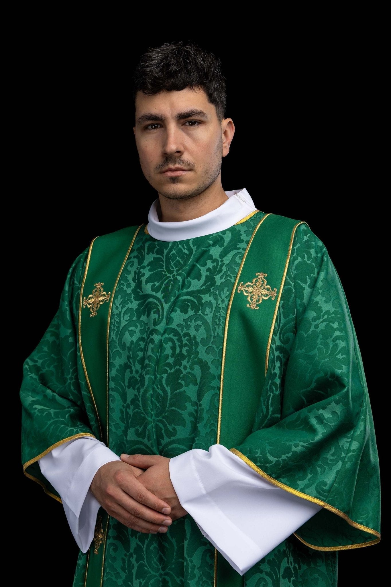 Dalmatyka z pasami i haftowanymi złotymi krzyżami na żakardzie zielona - SZATYLITURGICZNE.PL