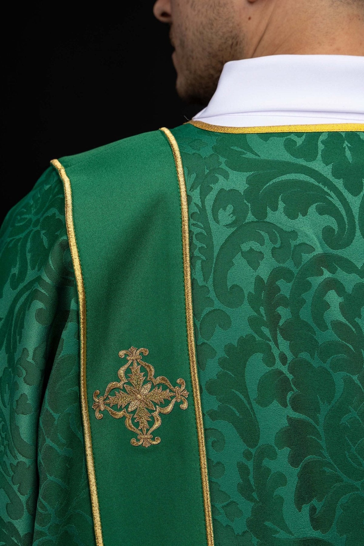 Dalmatyka z pasami i haftowanymi złotymi krzyżami na żakardzie zielona - SZATYLITURGICZNE.PL