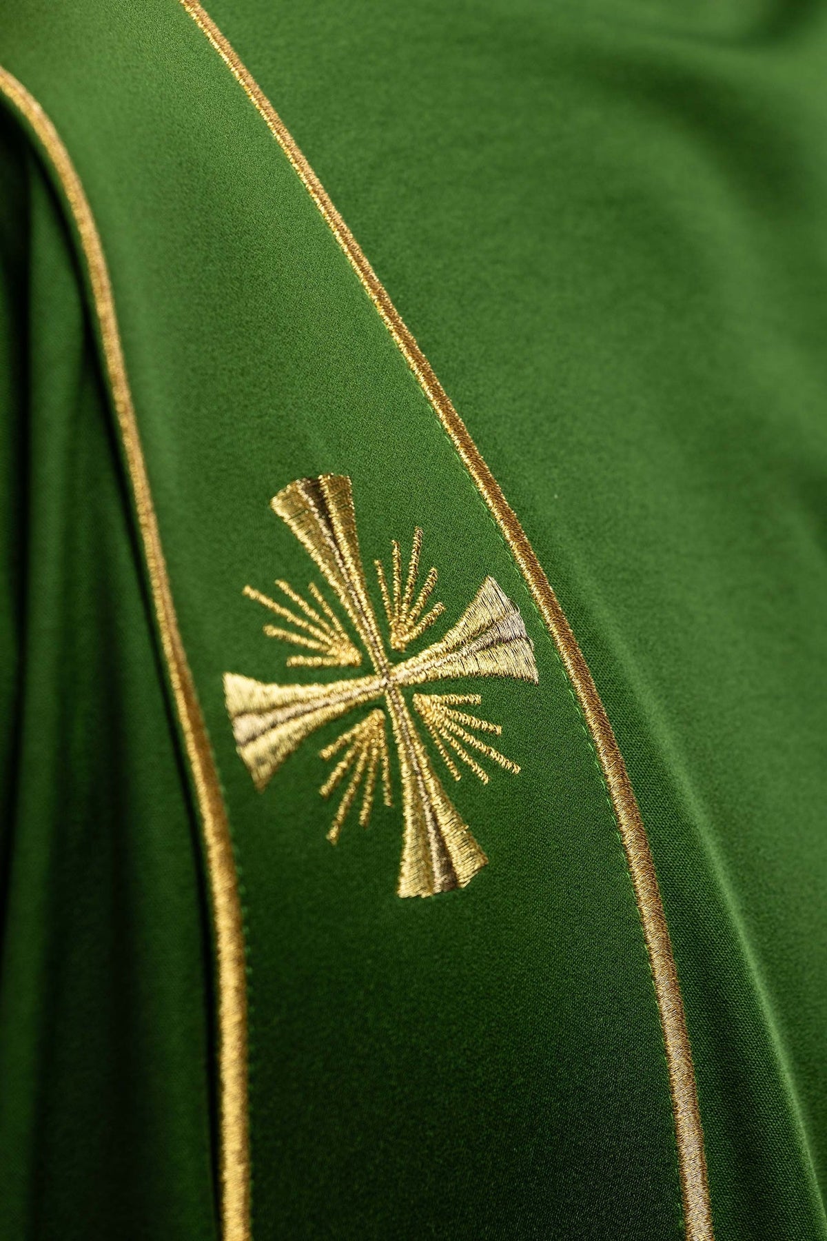 Dalmatyka z pasami i haftowanymi złotymi krzyżami zielona - SZATYLITURGICZNE.PL