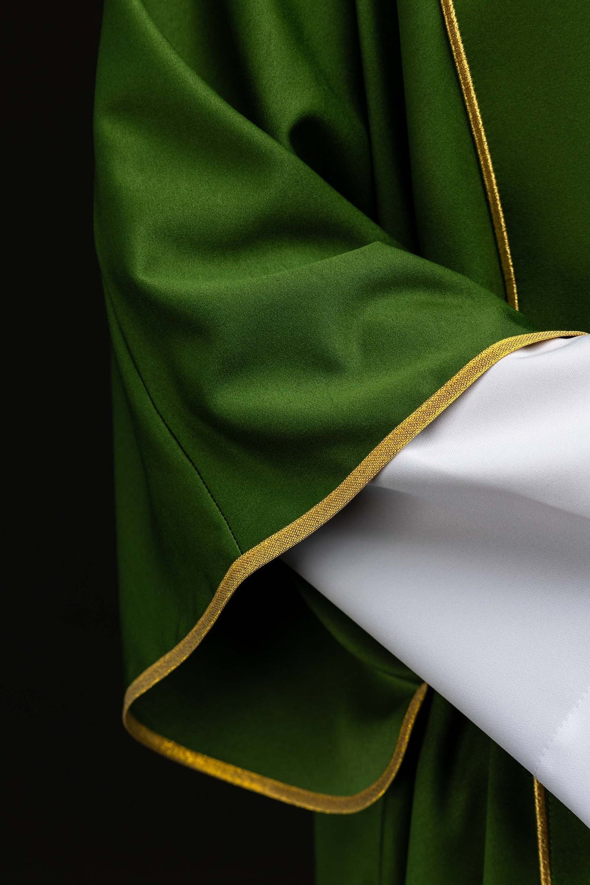 Dalmatyka z pasami i haftowanymi złotymi krzyżami zielona - SZATYLITURGICZNE.PL