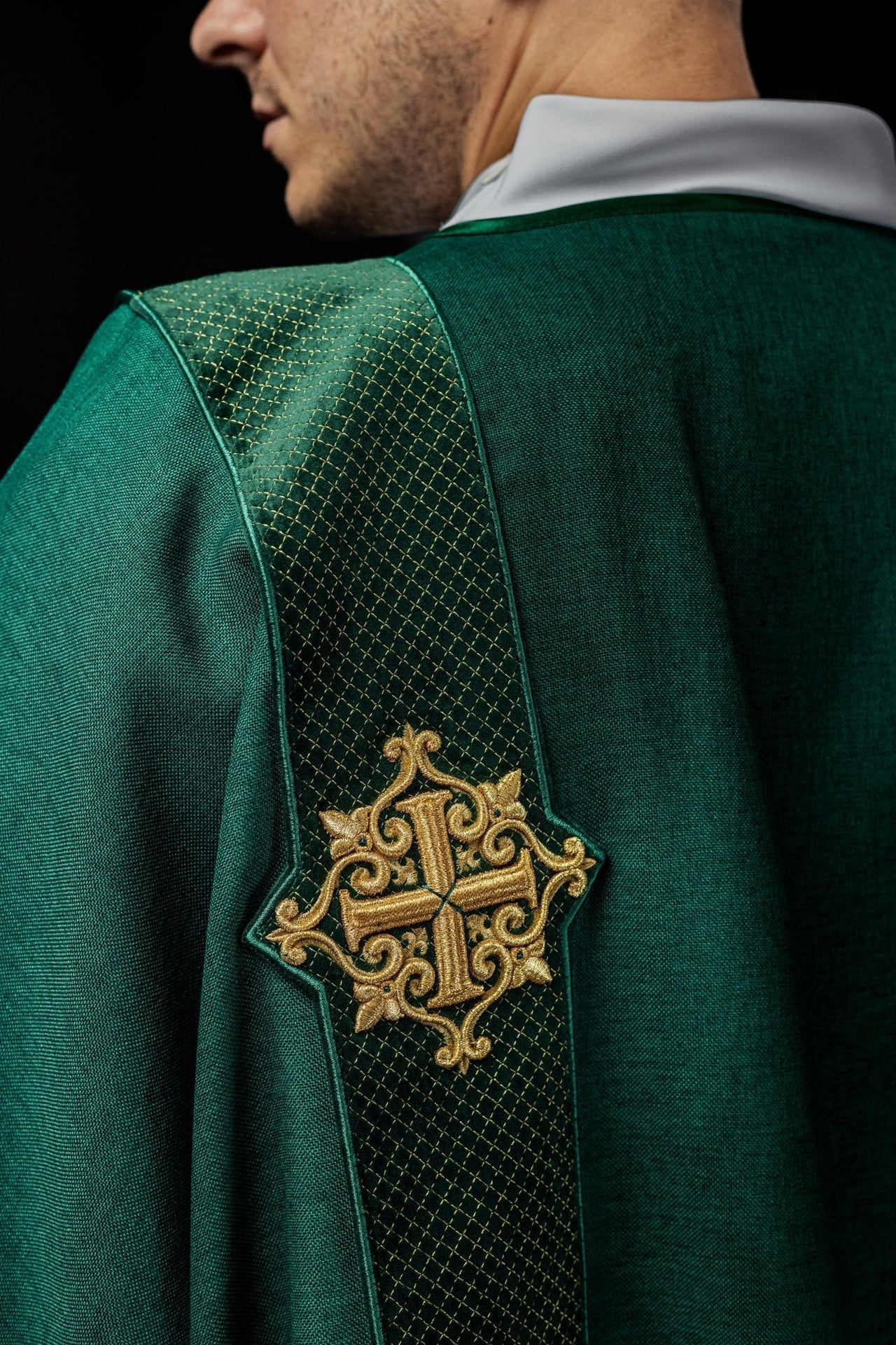 Dalmatyka z pasami na aksamicie z symbolami krzyża - Zielona - SZATYLITURGICZNE.PL