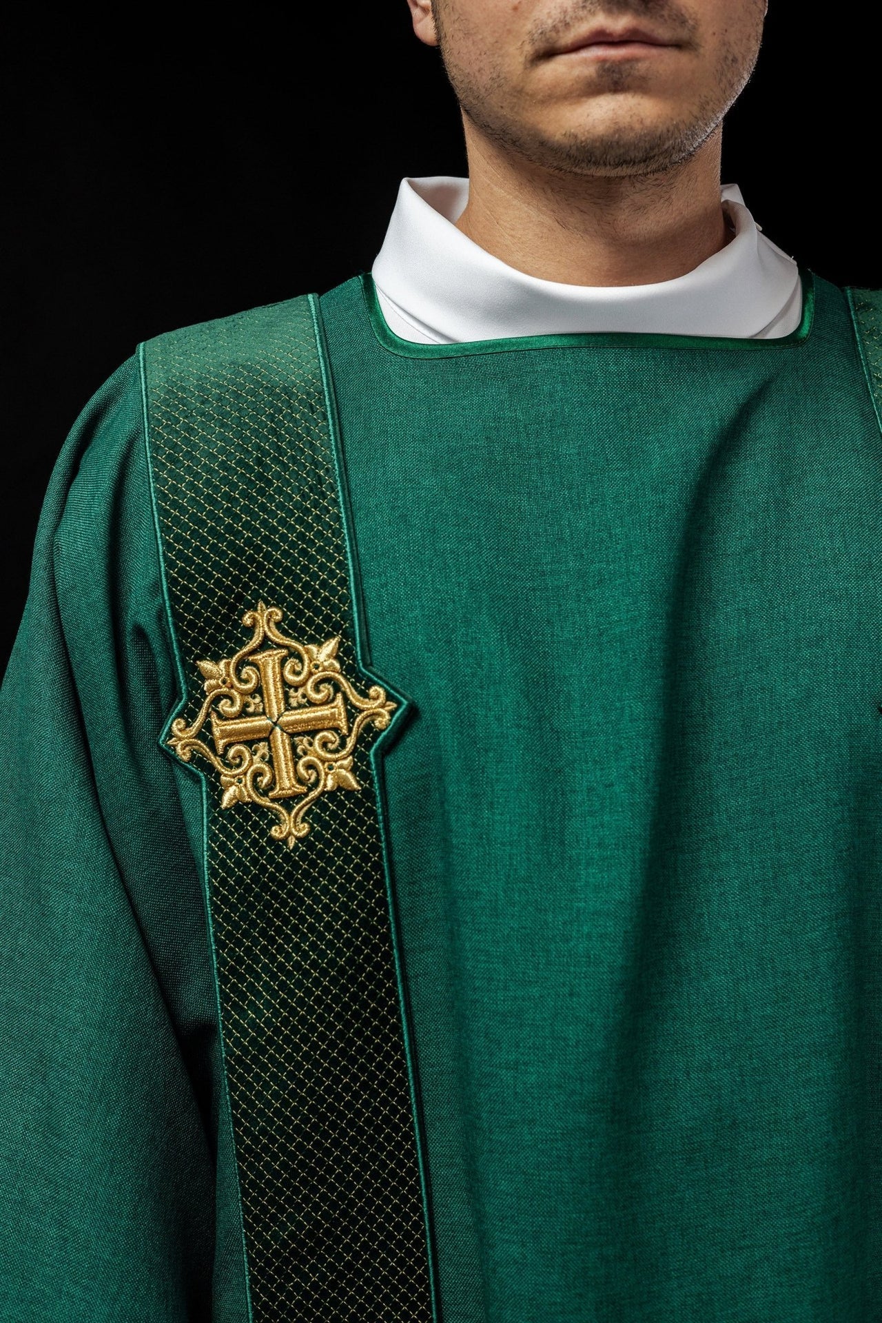 Dalmatyka z pasami na aksamicie z symbolami krzyża - Zielona - SZATYLITURGICZNE.PL