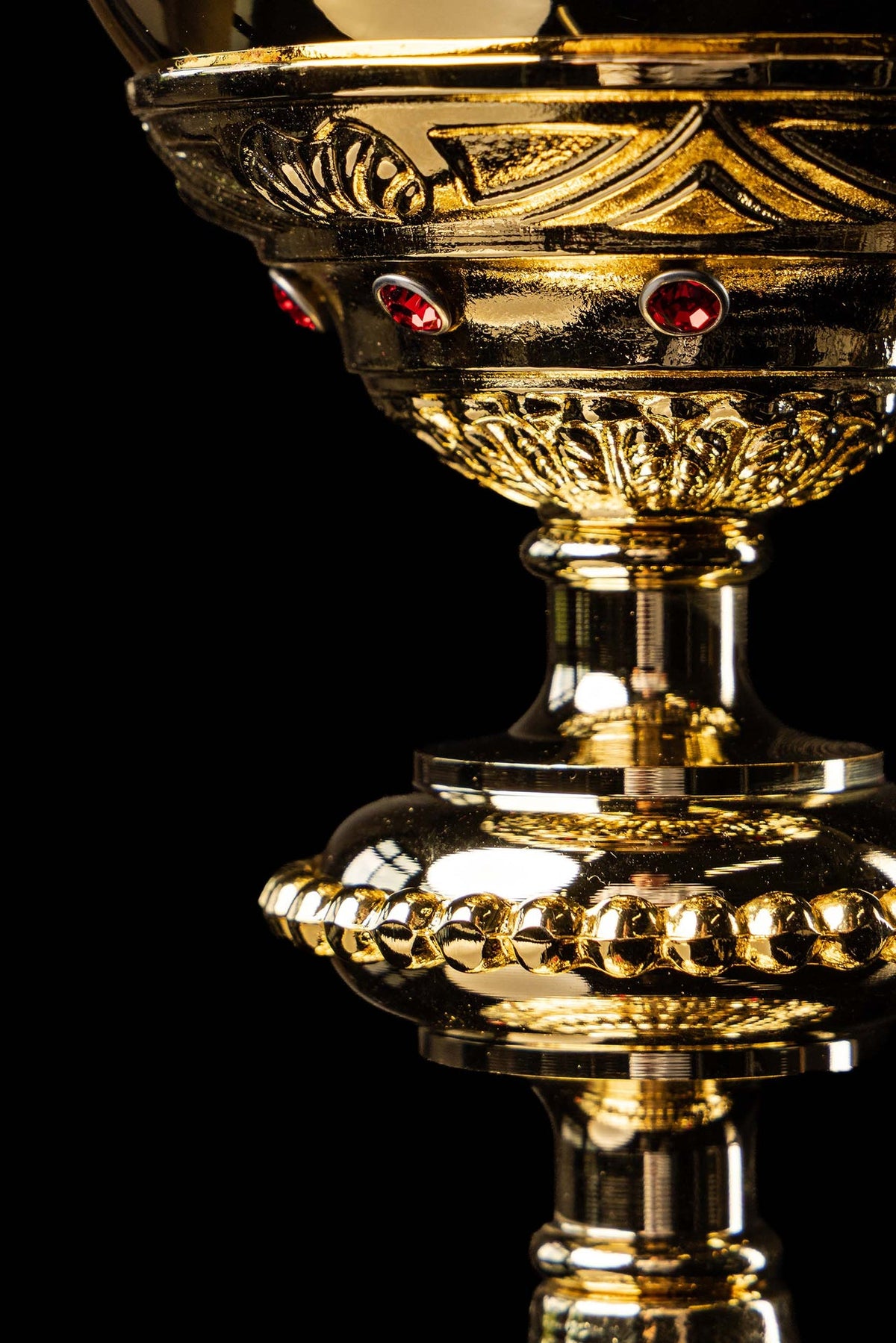 Złoty kielich mszalny z imitacjami rubinów, zbliżenie na ornamentowany nodus