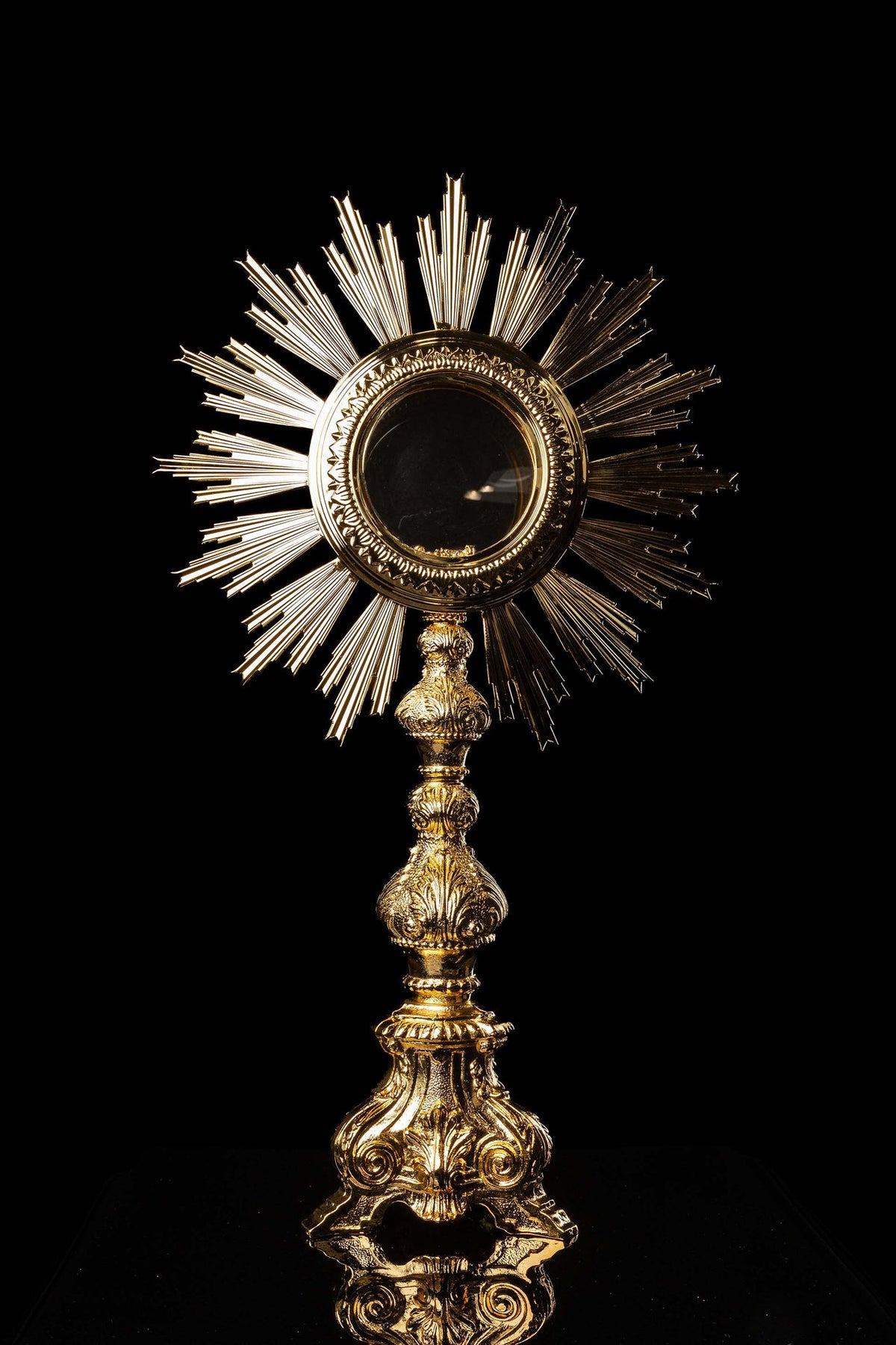 Złocona monstrancja liturgiczna na adorację i procesję Bożego Ciała, barokowa, widok z przodu