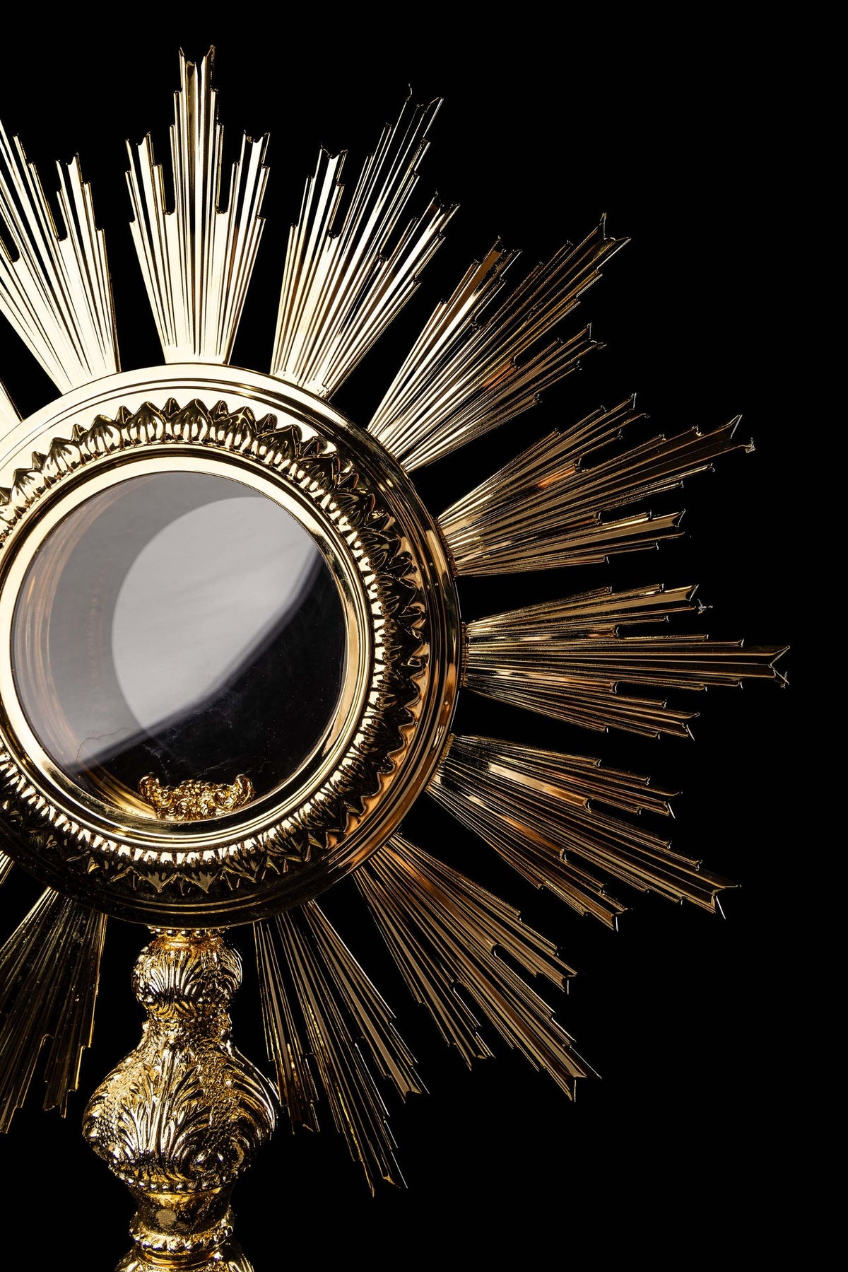 Złocona monstrancja liturgiczna barokowa z promienistą glorią, widok z przodu