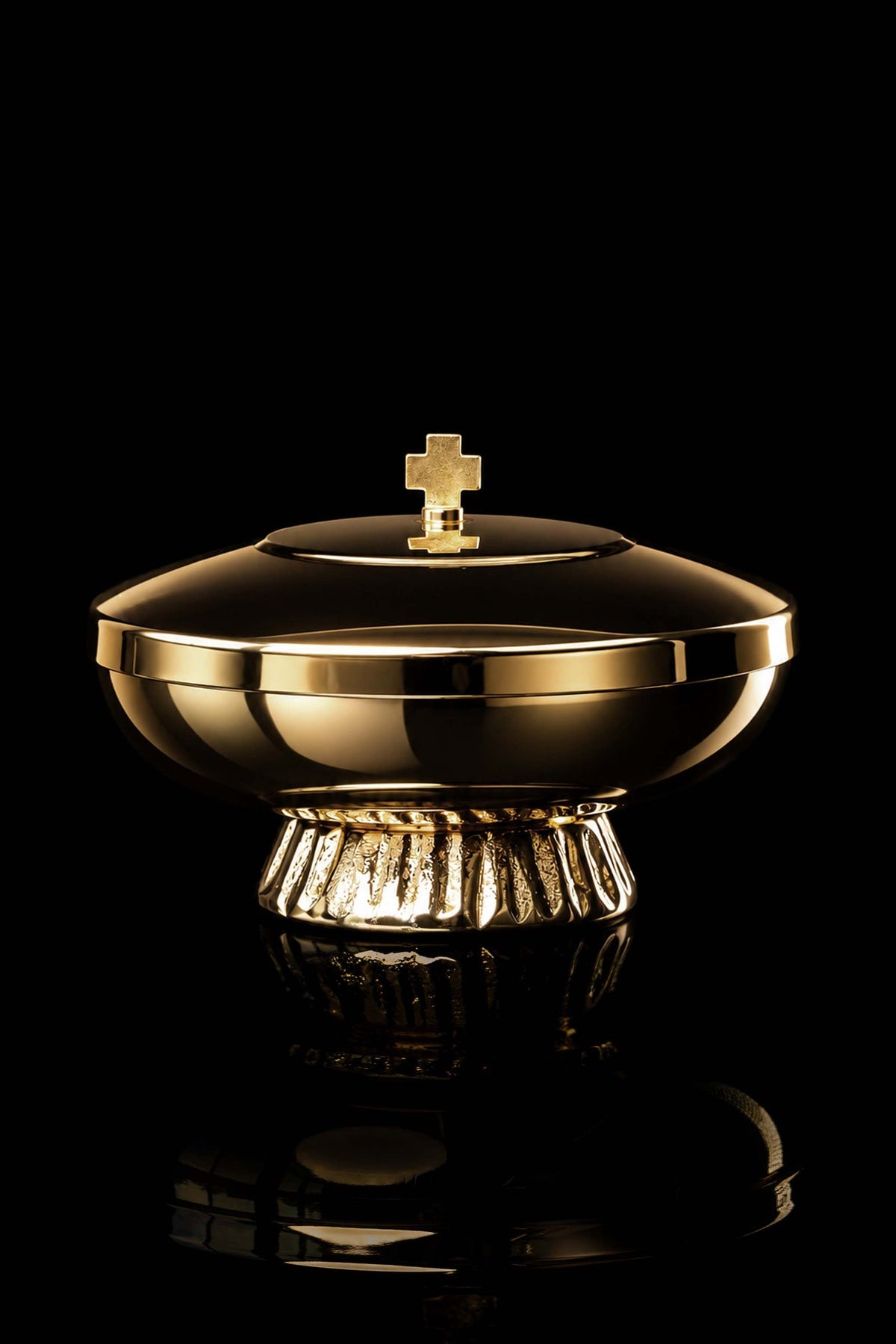 Złota puszka liturgiczna z krzyżem i żłobioną podstawą, widok z przodu