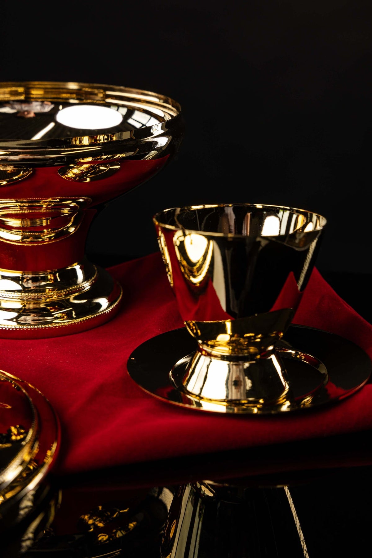 Złoty zestaw liturgiczny z puszką, kielichem i pateną, widok z przodu