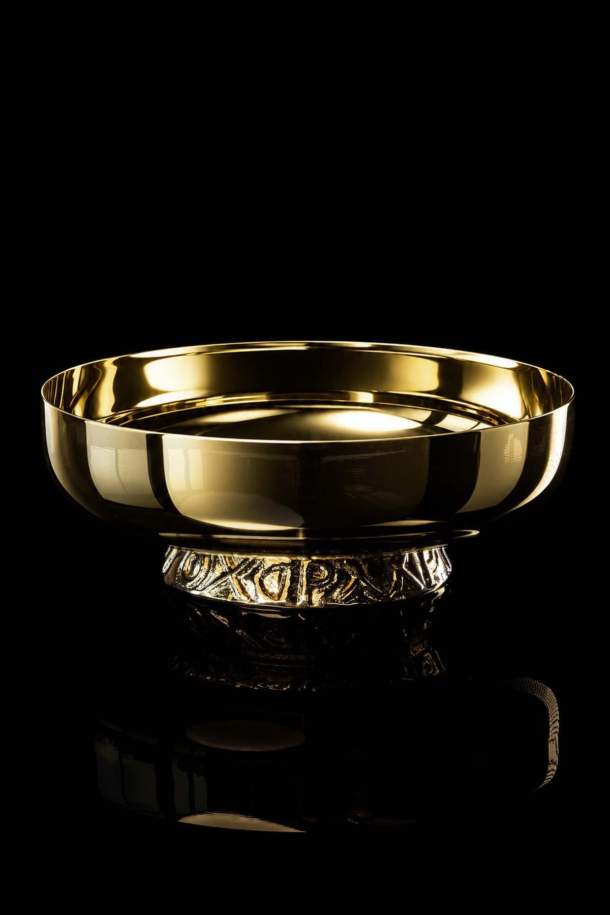 Złota patena liturgiczna 16 cm do koncelebry z pozłacanym wykończeniem, ornamentowana stopka, widok z przodu