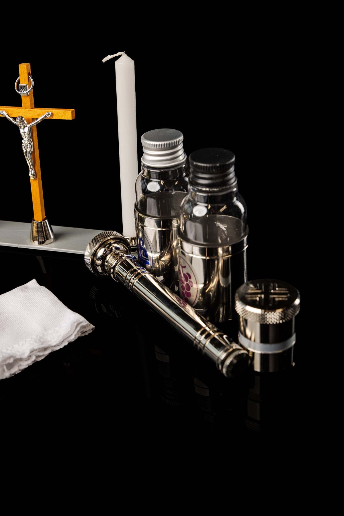 Srebrna walizka do posługi poza kościołem z wyposażeniem liturgicznym, wyposażenie liturgiczne, zbliżenie
