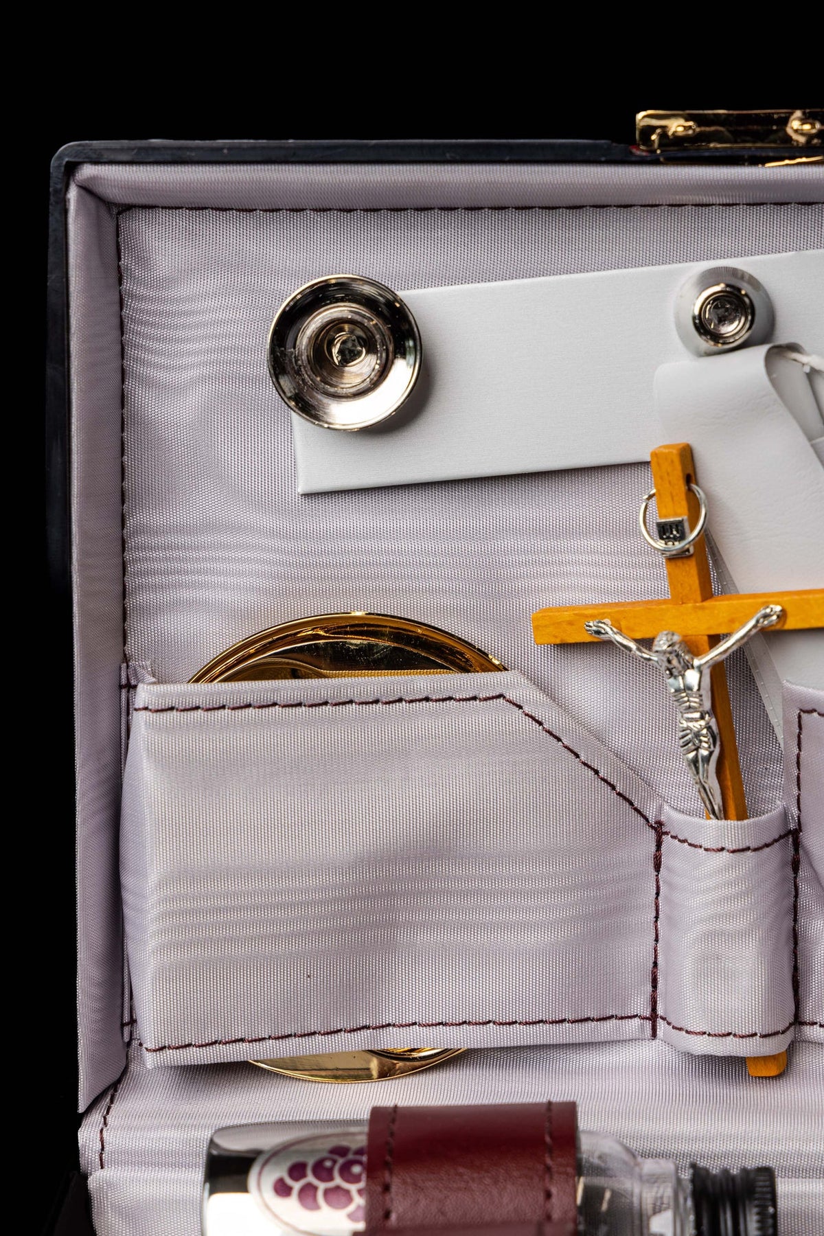 Biała wyściółka walizki liturgicznej z kieszeniami, zbliżenie wnętrza