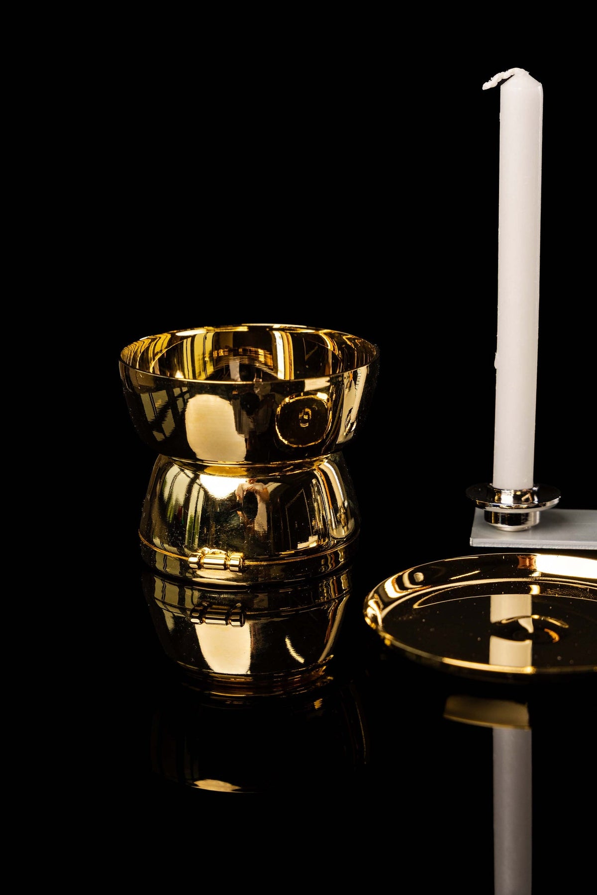 Złoty krzyż i haftowany motyw na wyposażeniu walizki liturgicznej, zbliżenie