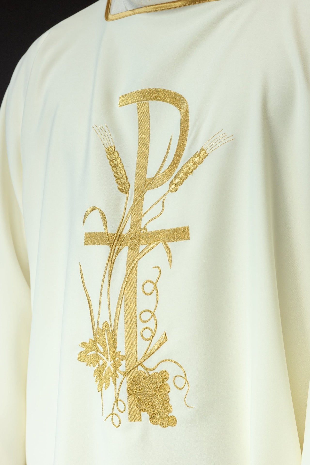 Ecru Dalmatyka Liturgiczna z Haftowanym Złotym Krzyżem Pax - SZATYLITURGICZNE.PL