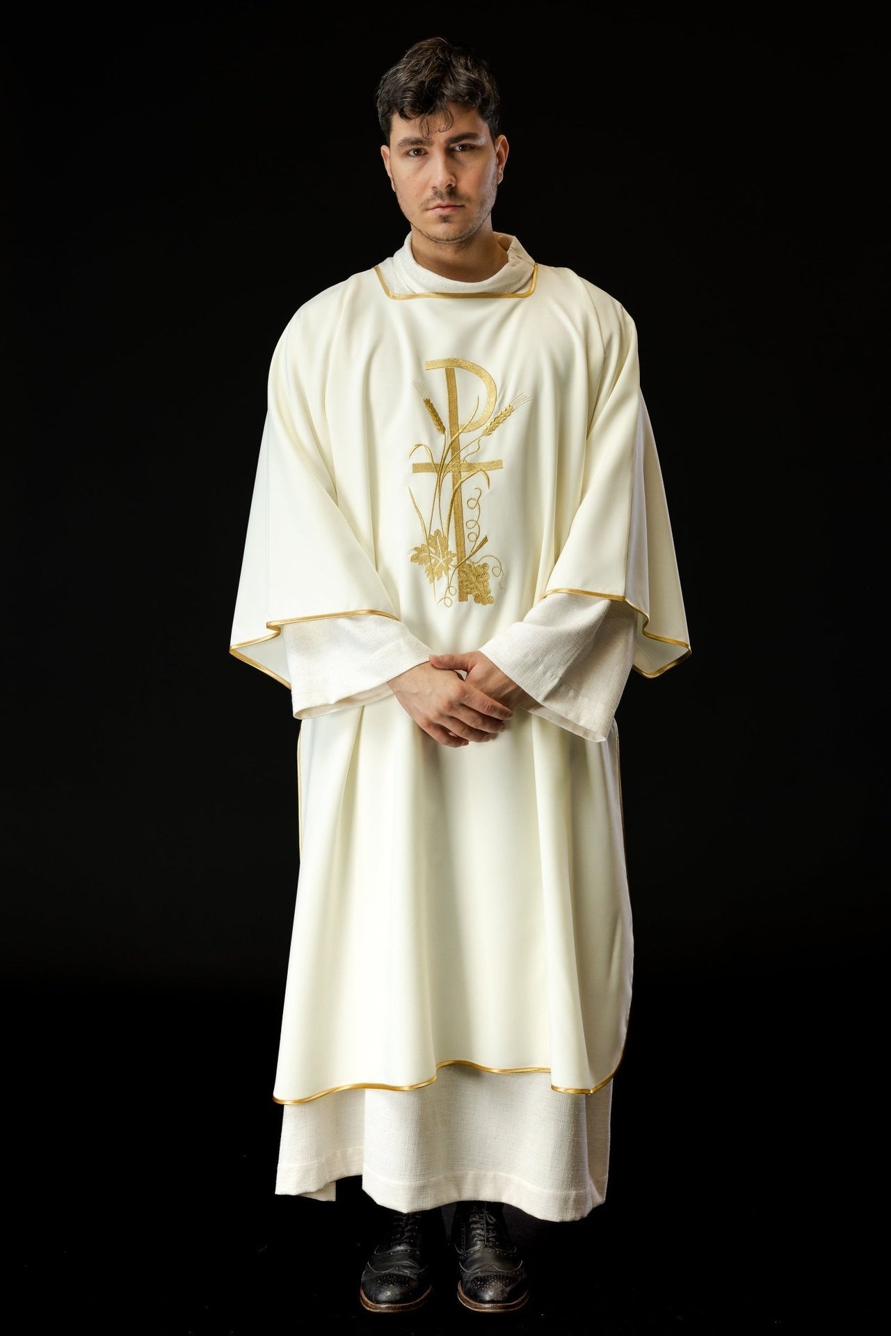 Ecru Dalmatyka Liturgiczna z Haftowanym Złotym Krzyżem Pax - SZATYLITURGICZNE.PL