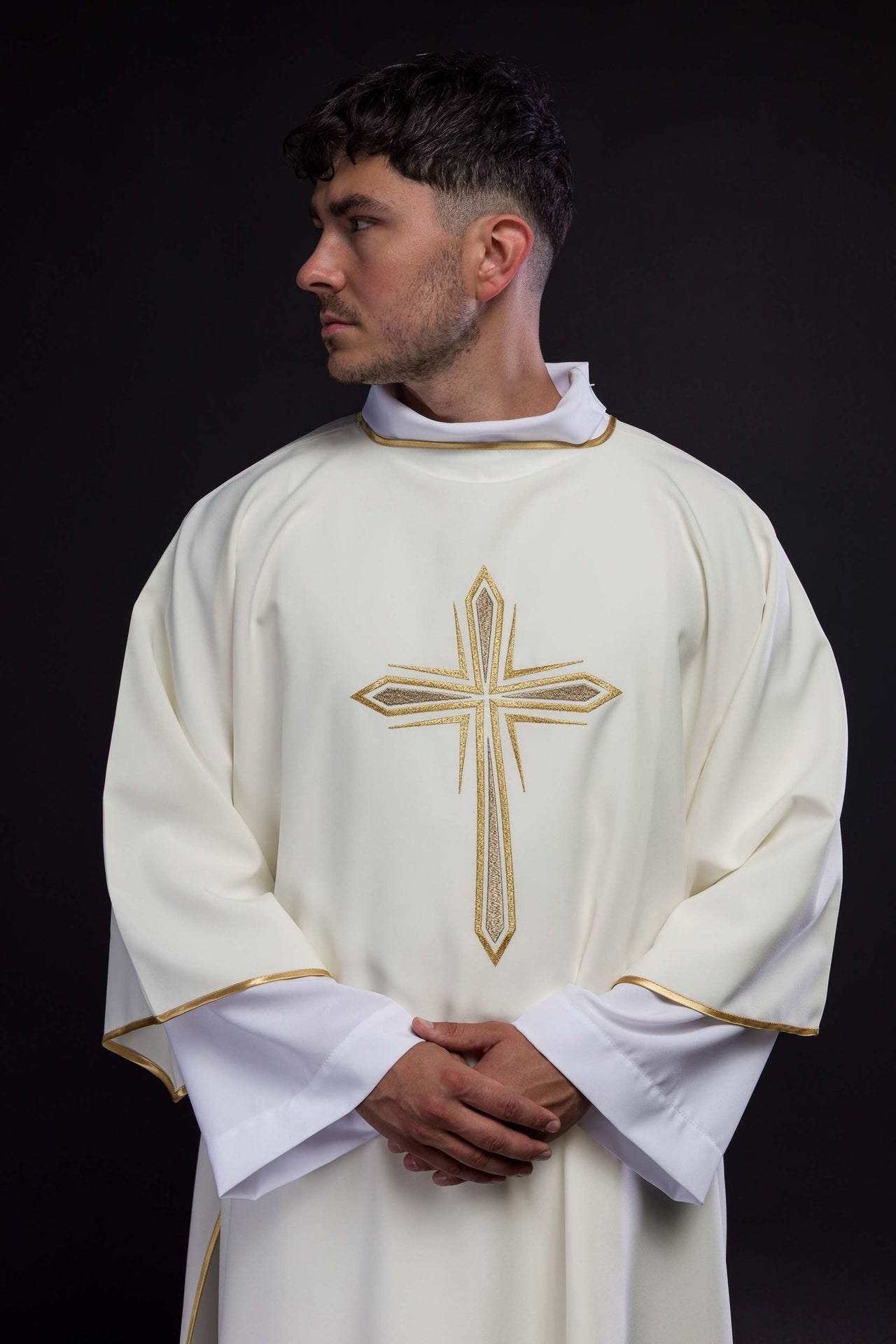 Ecru Dalmatyka Liturgiczna ze Złotym Krzyżem Haftowanym - SZATYLITURGICZNE.PL