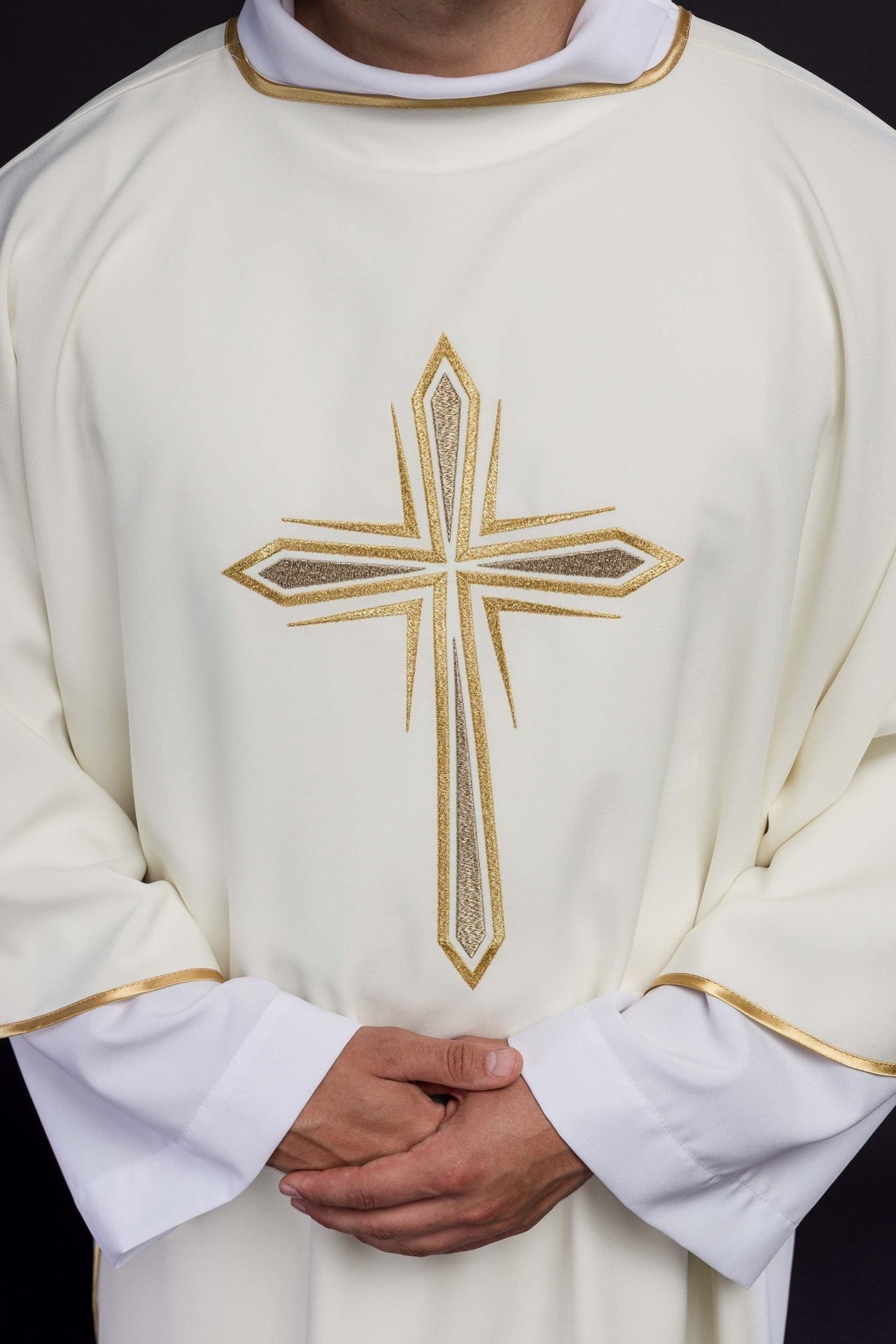Ecru Dalmatyka Liturgiczna ze Złotym Krzyżem Haftowanym - SZATYLITURGICZNE.PL