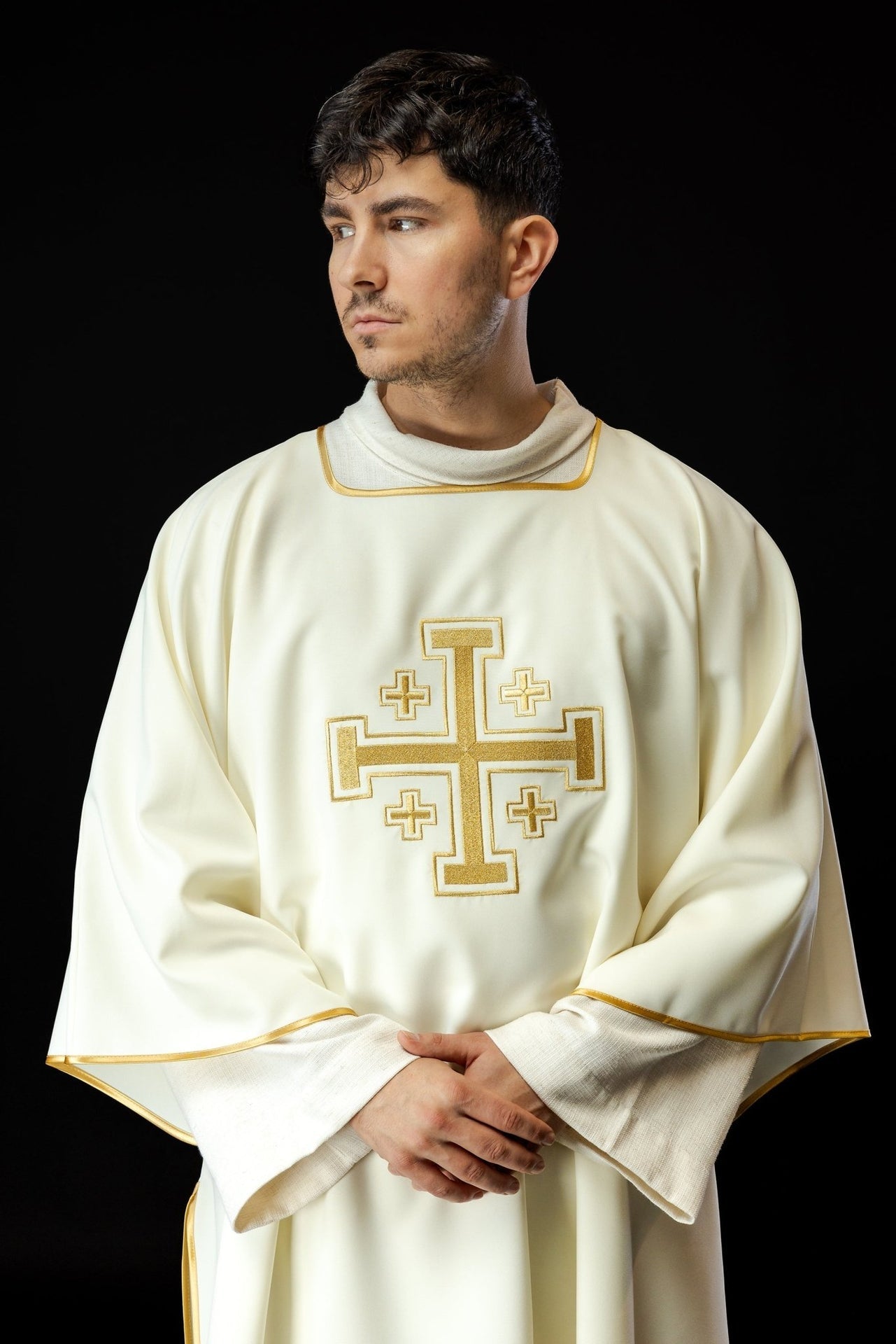 Ecru Dalmatyka Liturgiczna ze Złotym Krzyżem Haftowanym - SZATYLITURGICZNE.PL