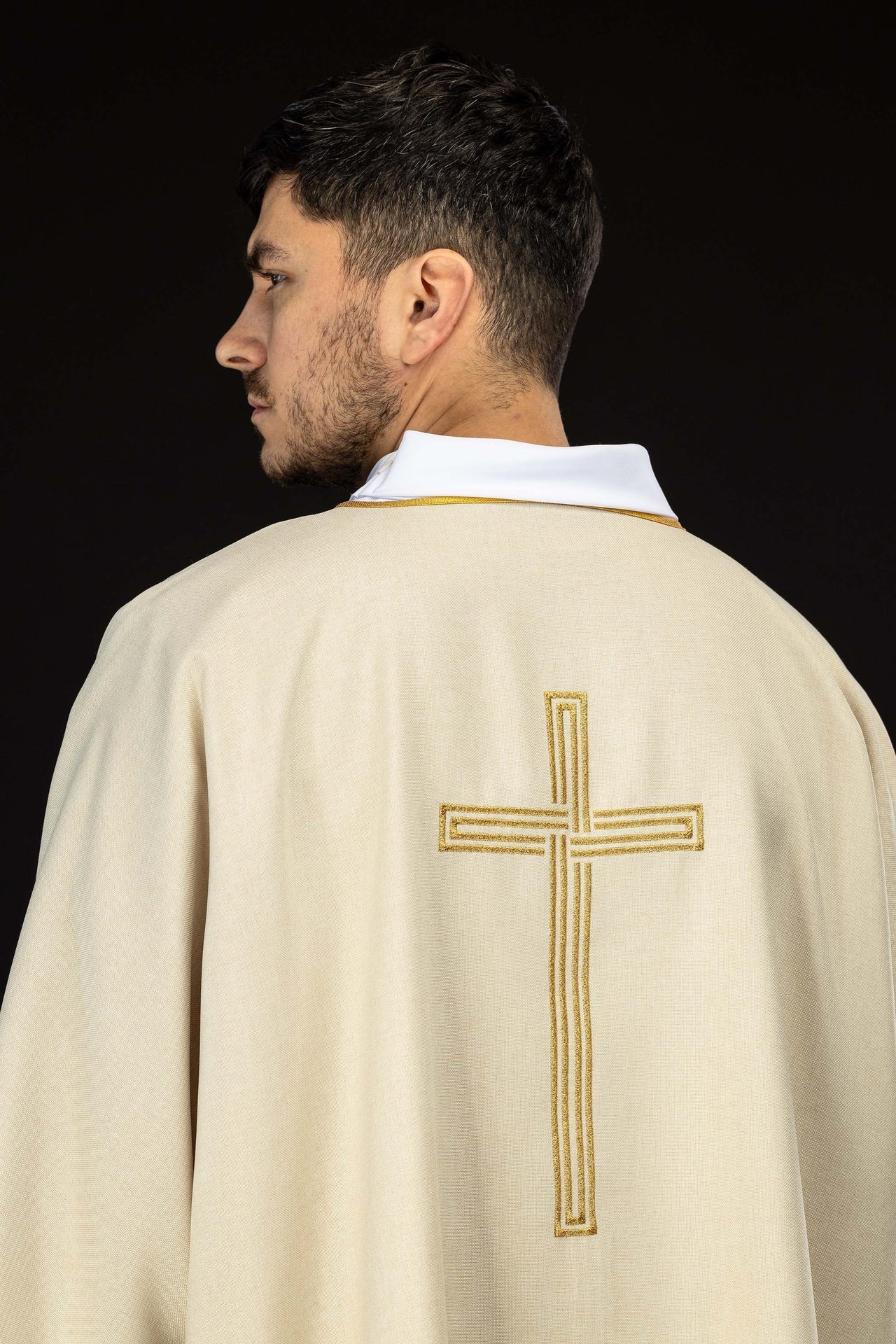 Ecru dalmatyka z haftowanym złotym krzyżem - SZATYLITURGICZNE.PL