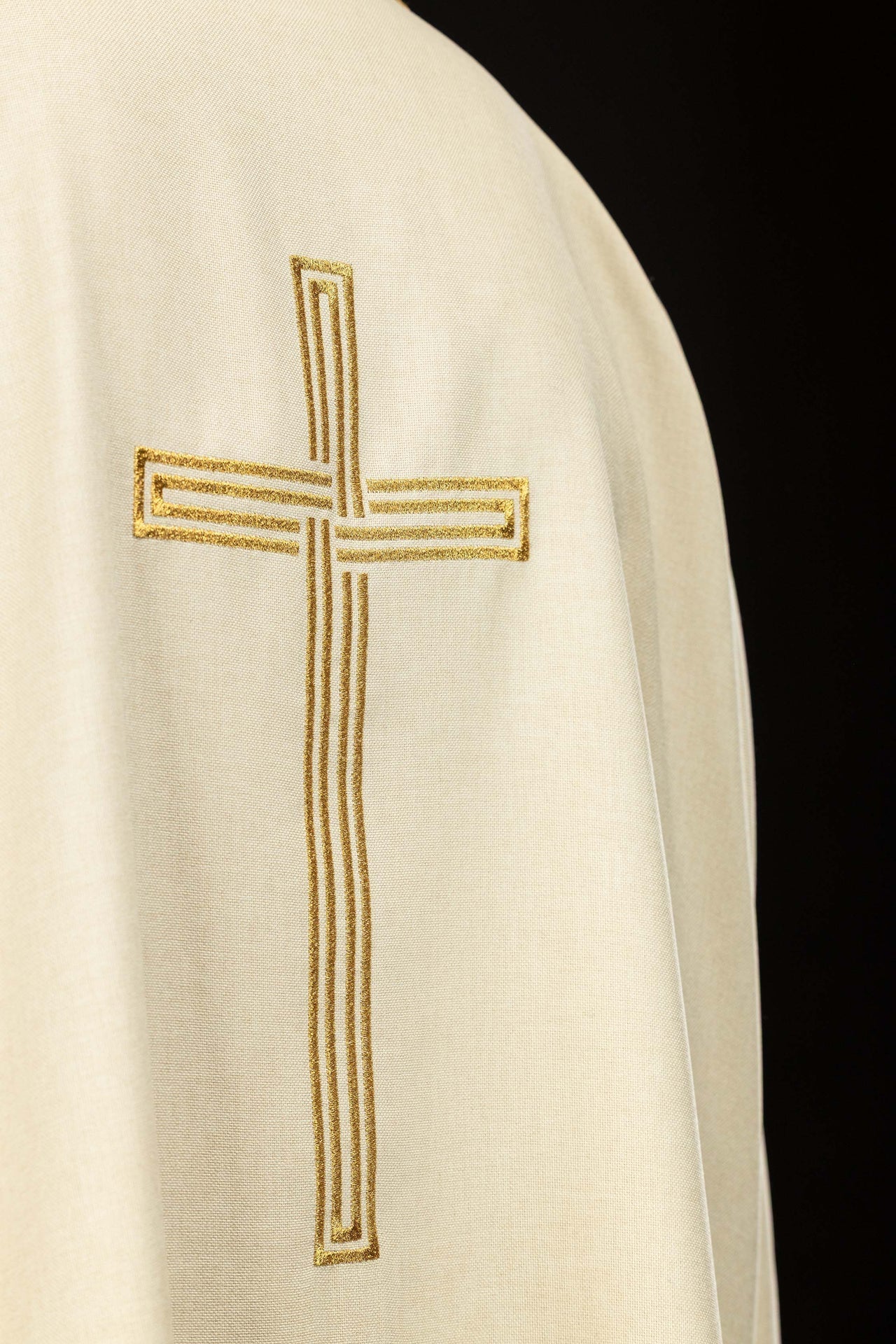Ecru dalmatyka z haftowanym złotym krzyżem - SZATYLITURGICZNE.PL