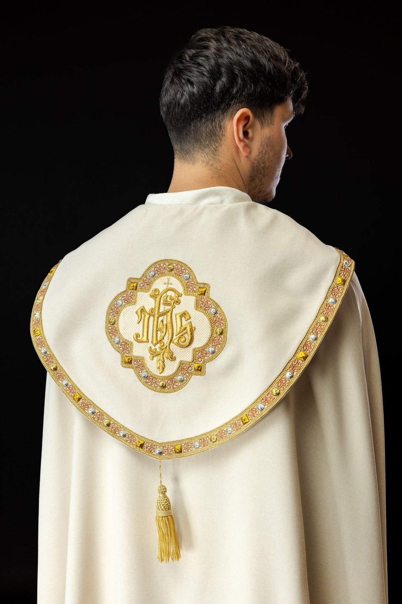 Ecru kapa liturgiczna z złotym IHS - SZATYLITURGICZNE.PL