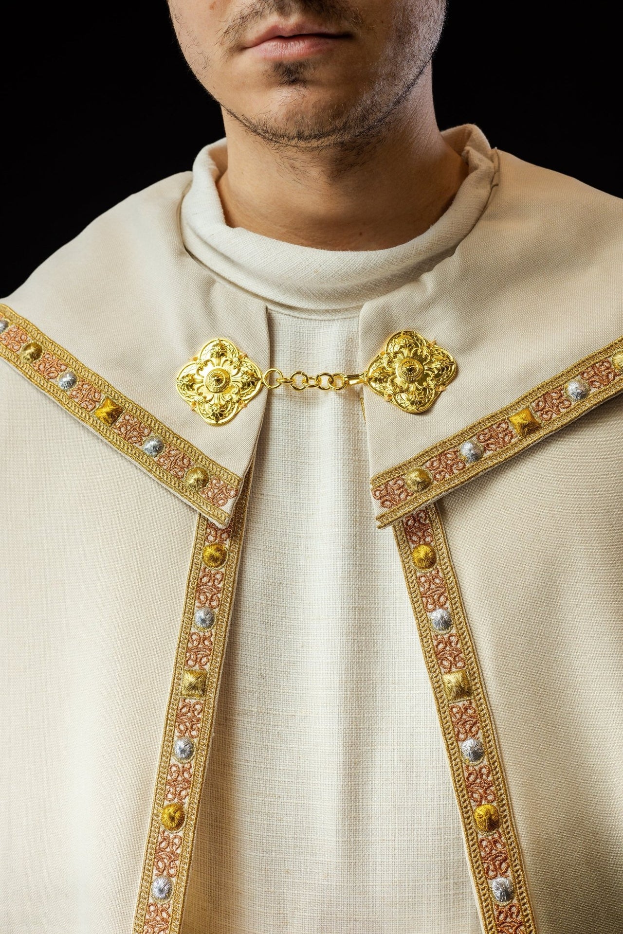 Ecru kapa liturgiczna z złotym IHS - SZATYLITURGICZNE.PL